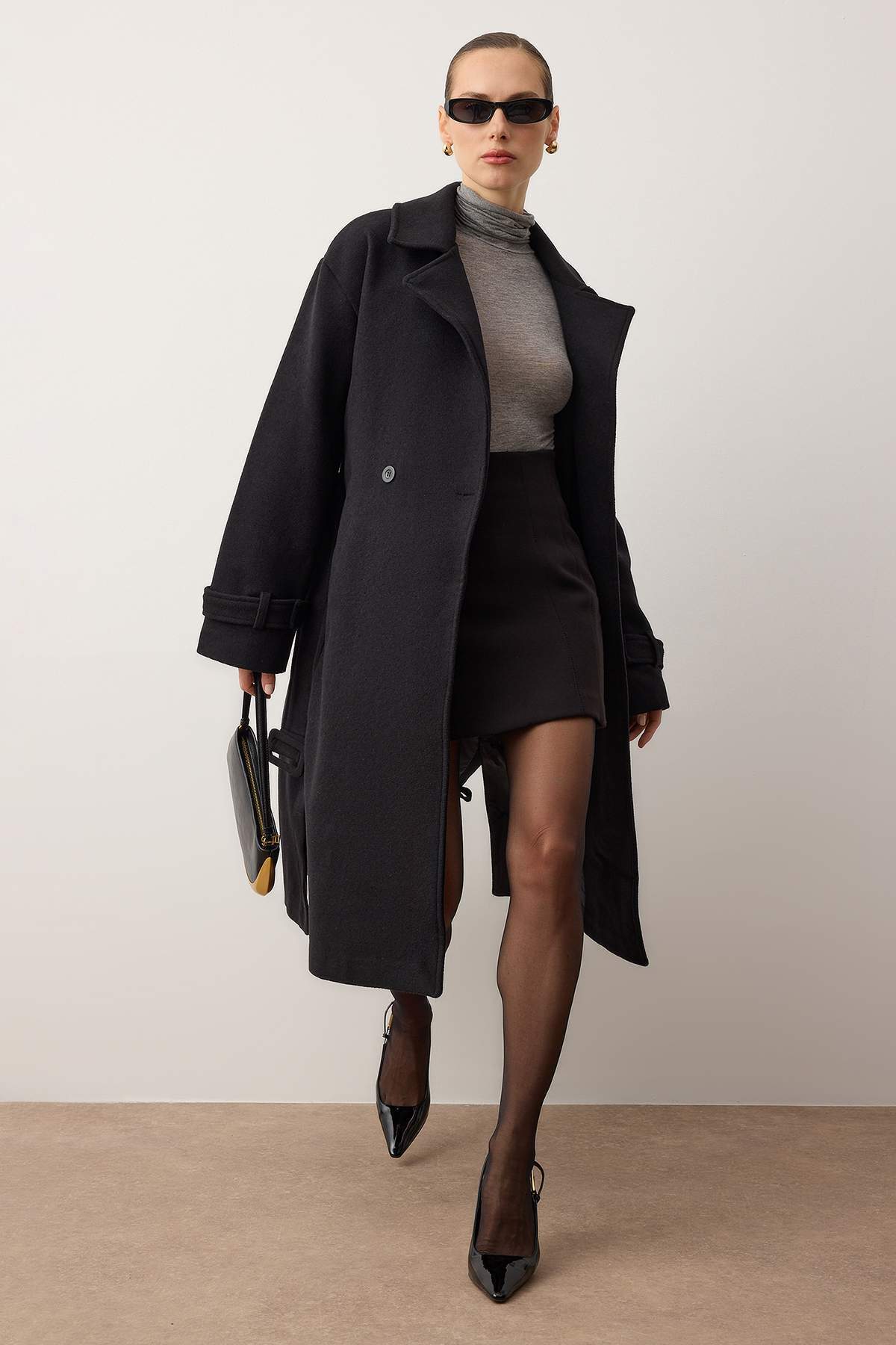 Trendyol Collection Černý oversize široký kabát s dlouhým vlněným střihem TWOAW22KB0015