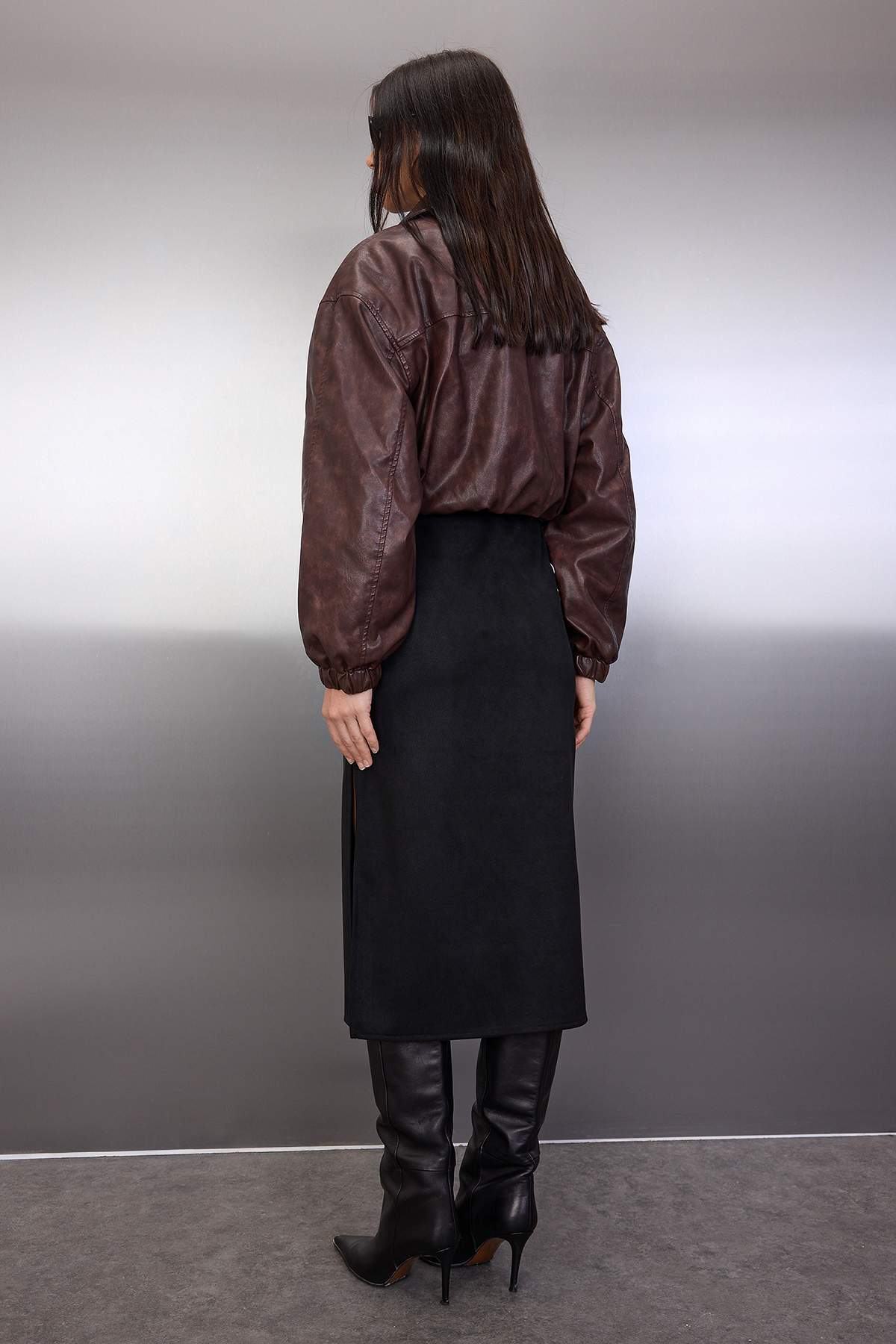 Trendyolmilla  Siyah Süet Yırtmaçlı Örme Midi Kalem Etek TWOAW26ET00018 - Görsel 4