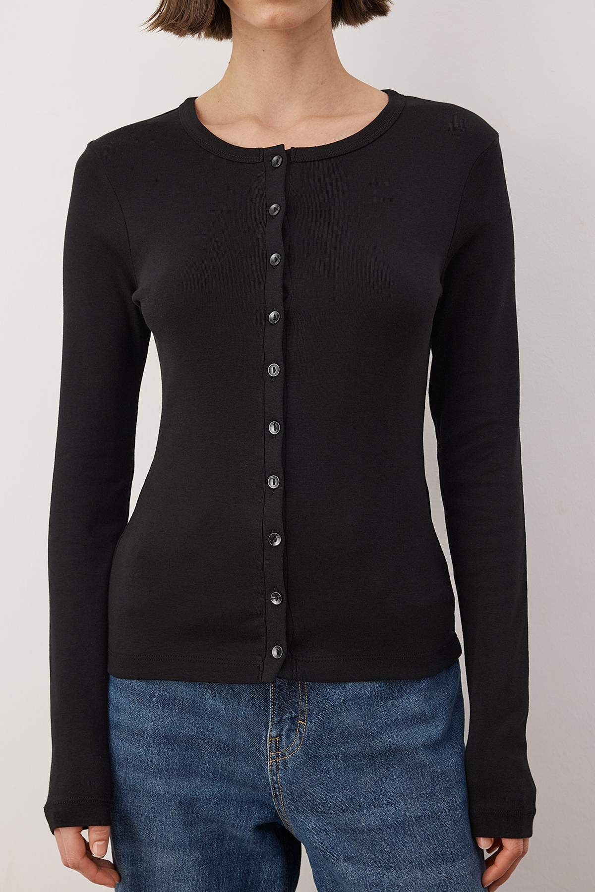 Trendyolmilla  Siyah Düğmeli Vücuda Oturan Esnek Örme Bluz TWOAW26BZ00007 - Görsel 3