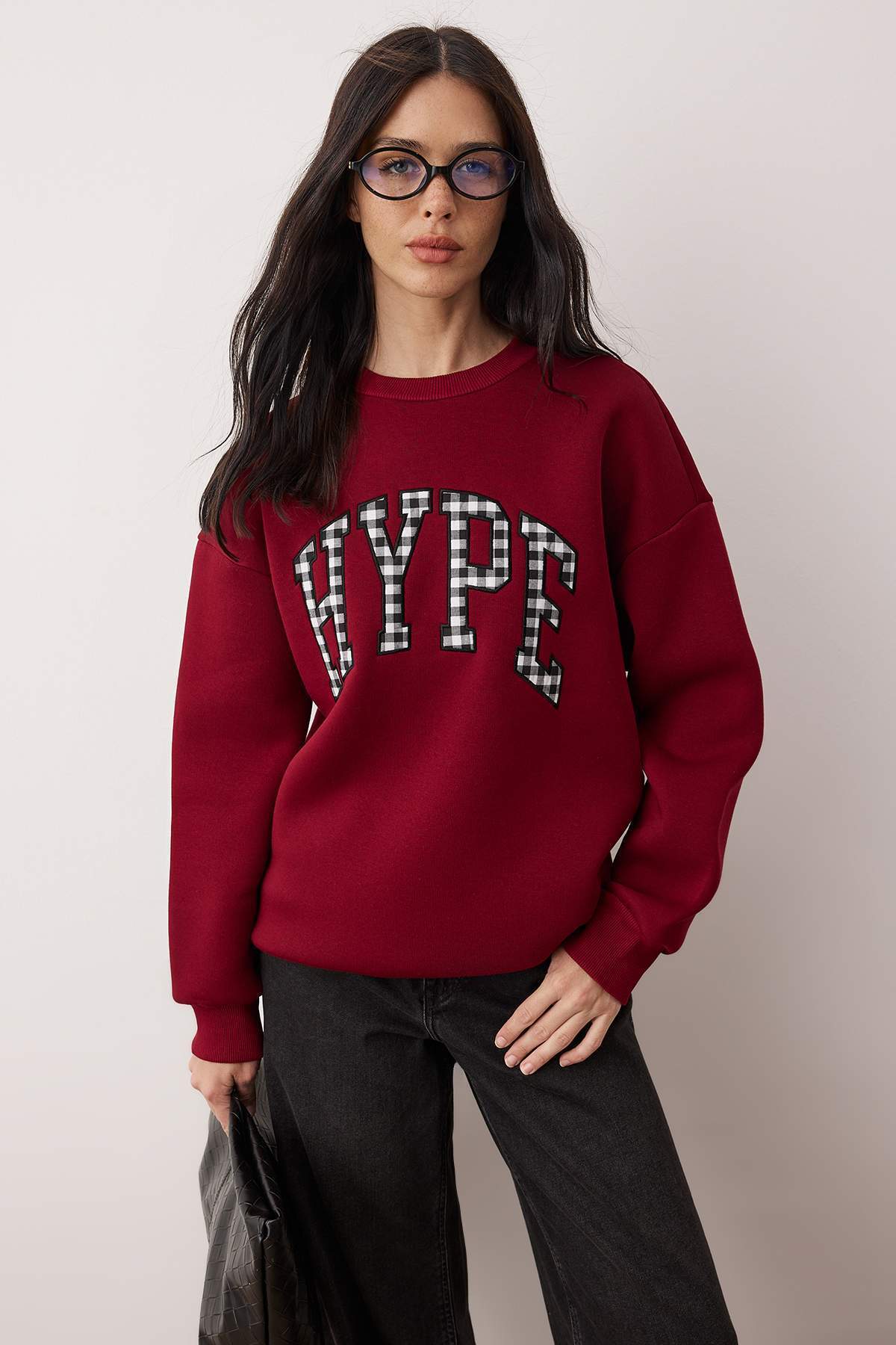 Trendyolmilla  Bordo Ekose Nakışlı Oversize Kalın İçi Polarlı Örme Sweatshirt TWOAW26SW00231 - Görsel 2