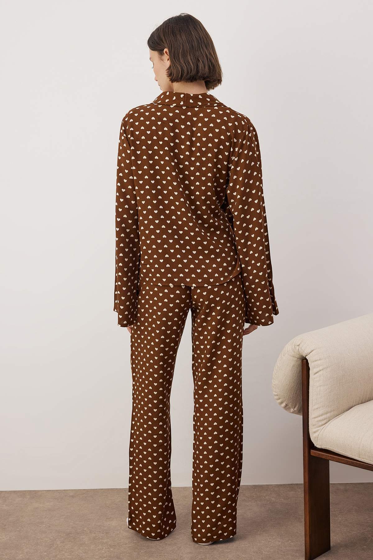 Trendyolmilla  Koyu Kahverengi Kalp Viskon Dokuma Pijama Takımı THMAW22PT0300 - Görsel 4