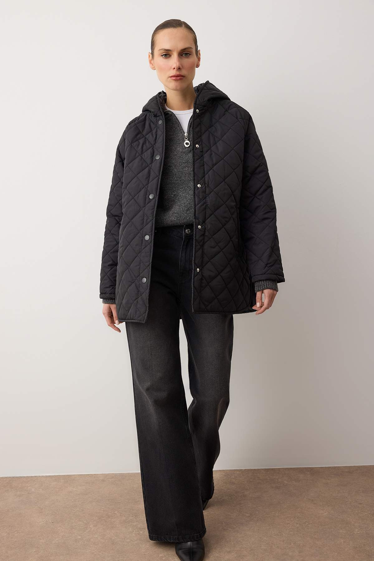 Trendyol Collection Schwarzer, wasserabweisender, gesteppter Mantel mit norma...