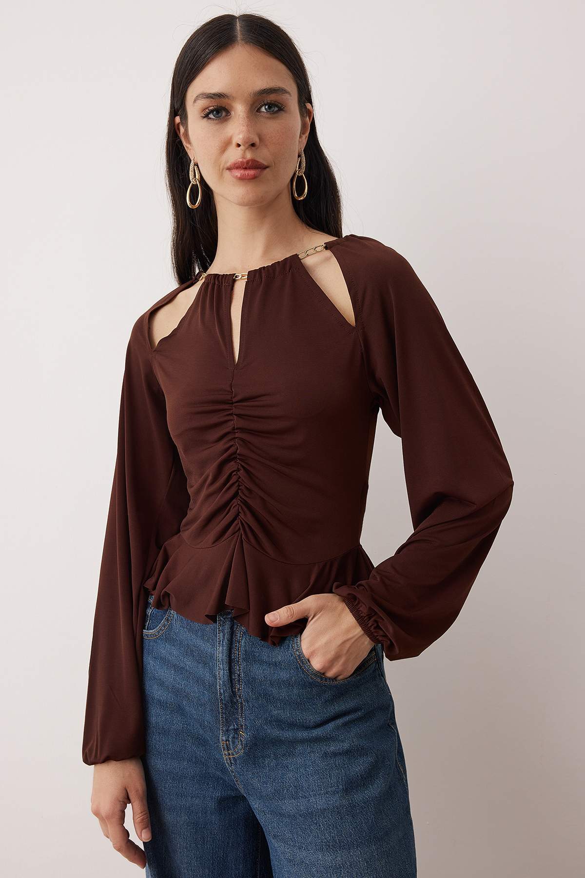 Trendyolmilla  Koyu Kahverengi Pencere/Cut Out Detaylı Aksesuarlı Örme Bluz TPRAW24BZ00053