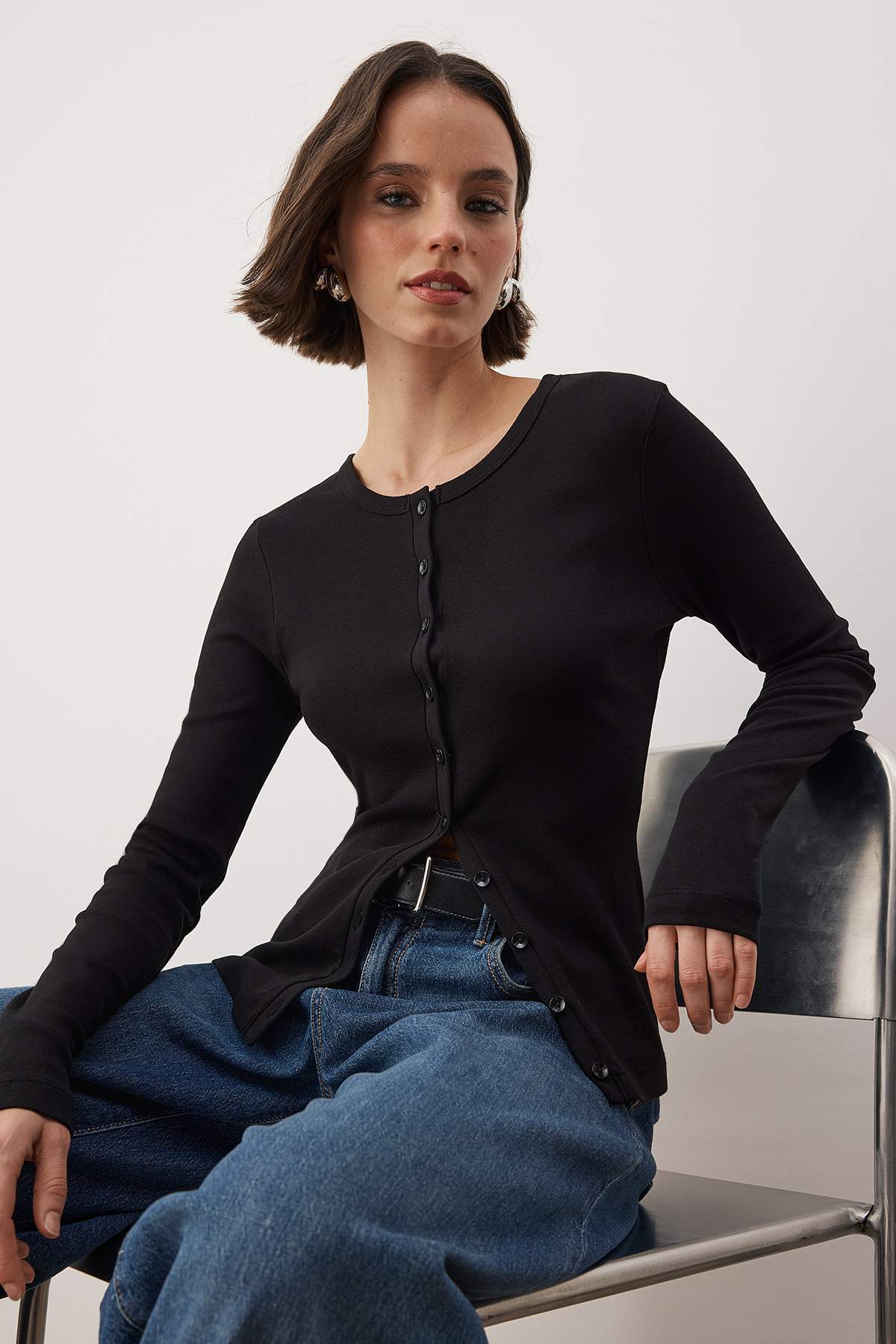 Trendyolmilla  Siyah Düğmeli Vücuda Oturan Esnek Örme Bluz TWOAW26BZ00007 - Görsel 2