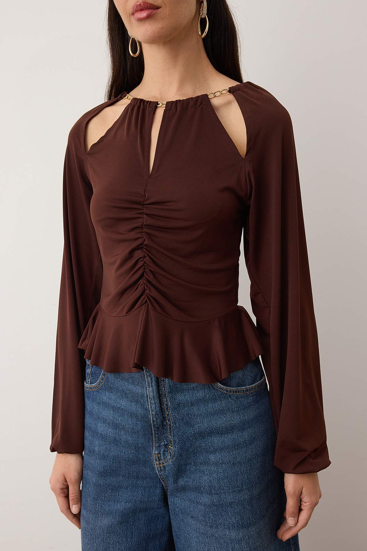 Trendyolmilla  Koyu Kahverengi Pencere/Cut Out Detaylı Aksesuarlı Örme Bluz TPRAW24BZ00053 - Görsel 4