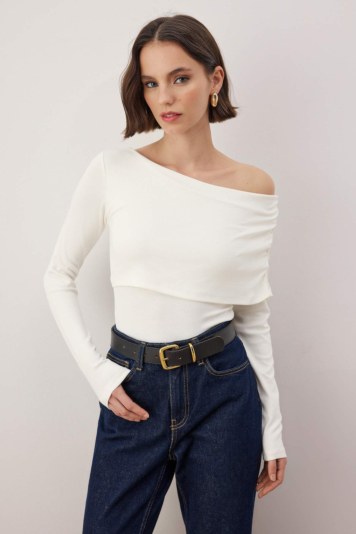Trendyolmilla Ekru Asimetrik Yaka Fitted/Vücuda Oturan Esnek Örme Bluz TWOAW25BZ00262