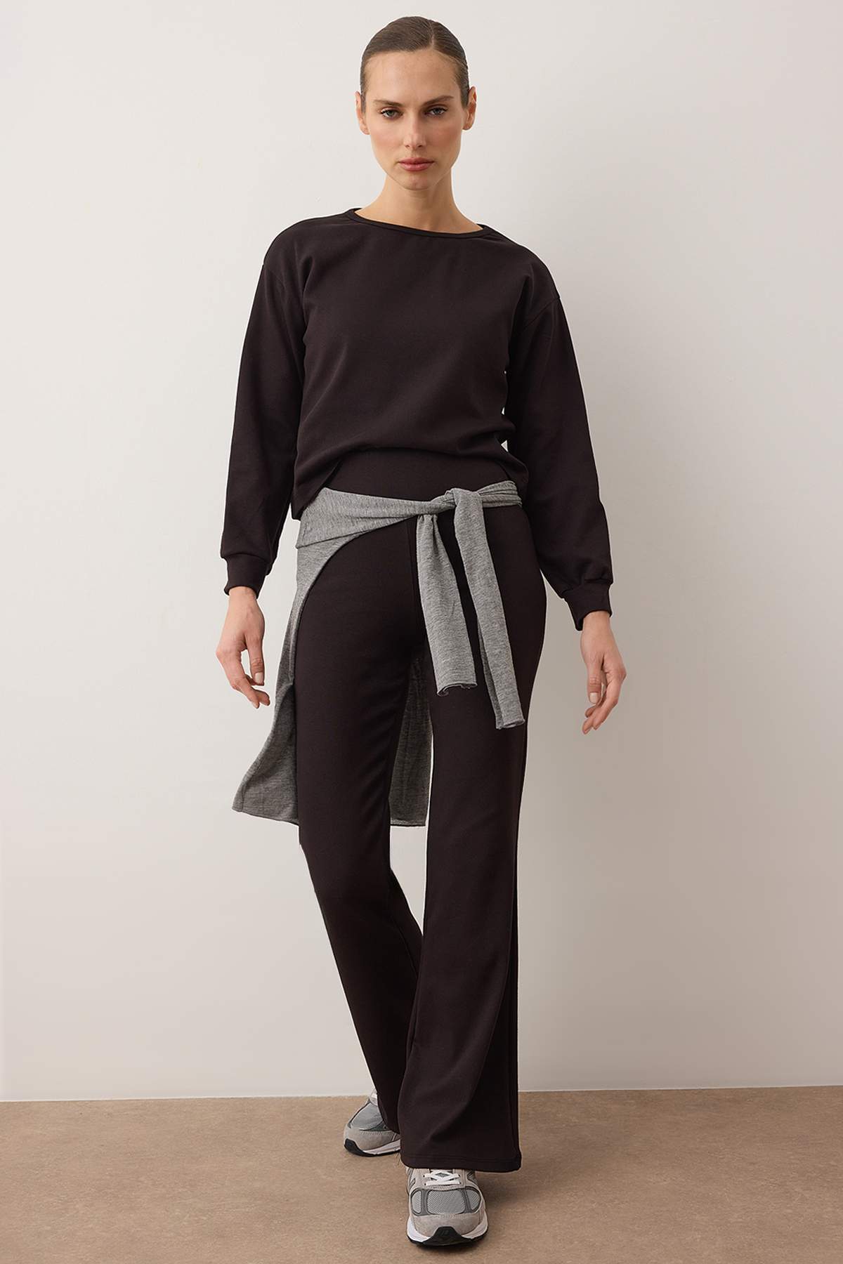 Trendyolmilla  Siyah Bisiklet Yaka Regular Üst Flare/İspanyol Paça Örme Alt - Üst Takım TWOAW26AU00099