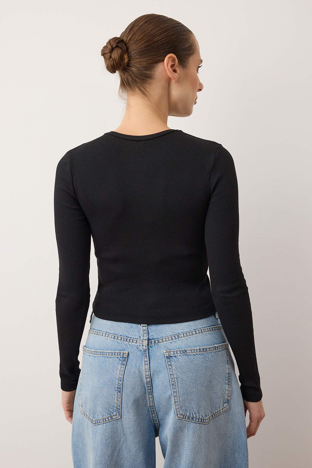 Trendyolmilla  Siyah-Beyaz 2'li Paket Fitted/Vücuda Oturan Bisiklet Yaka Crop Fitilli Esnek Örme Bluz TWOAW22BZ0331 - Görsel 4