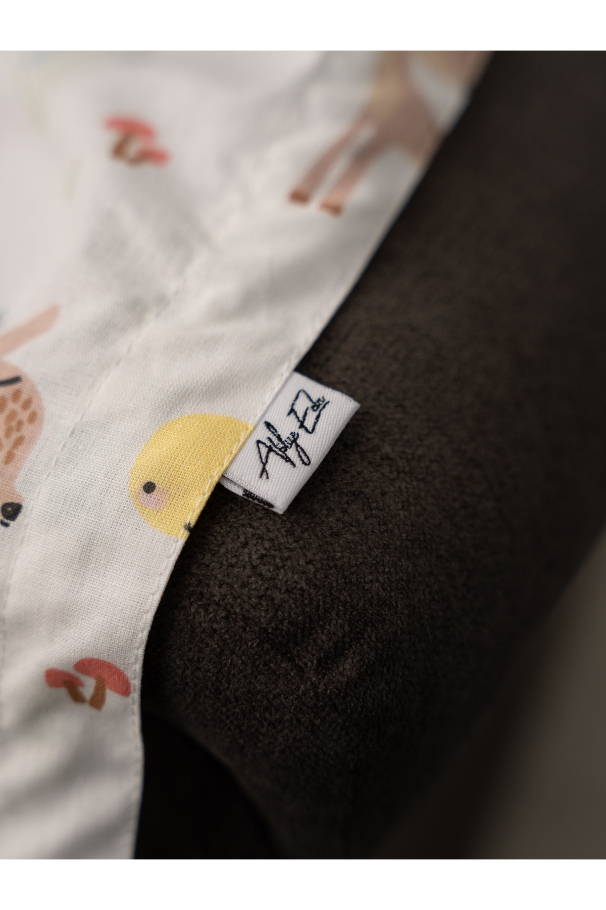 Atölye Eda Exclusive %100 Pamuklu Oeko-tex Sertifikalı Balenli Ayarlanabilir Yaka Aparatlı Emzirme Önlüğü 80x100cm fotoğrafı 6 (önizleme)