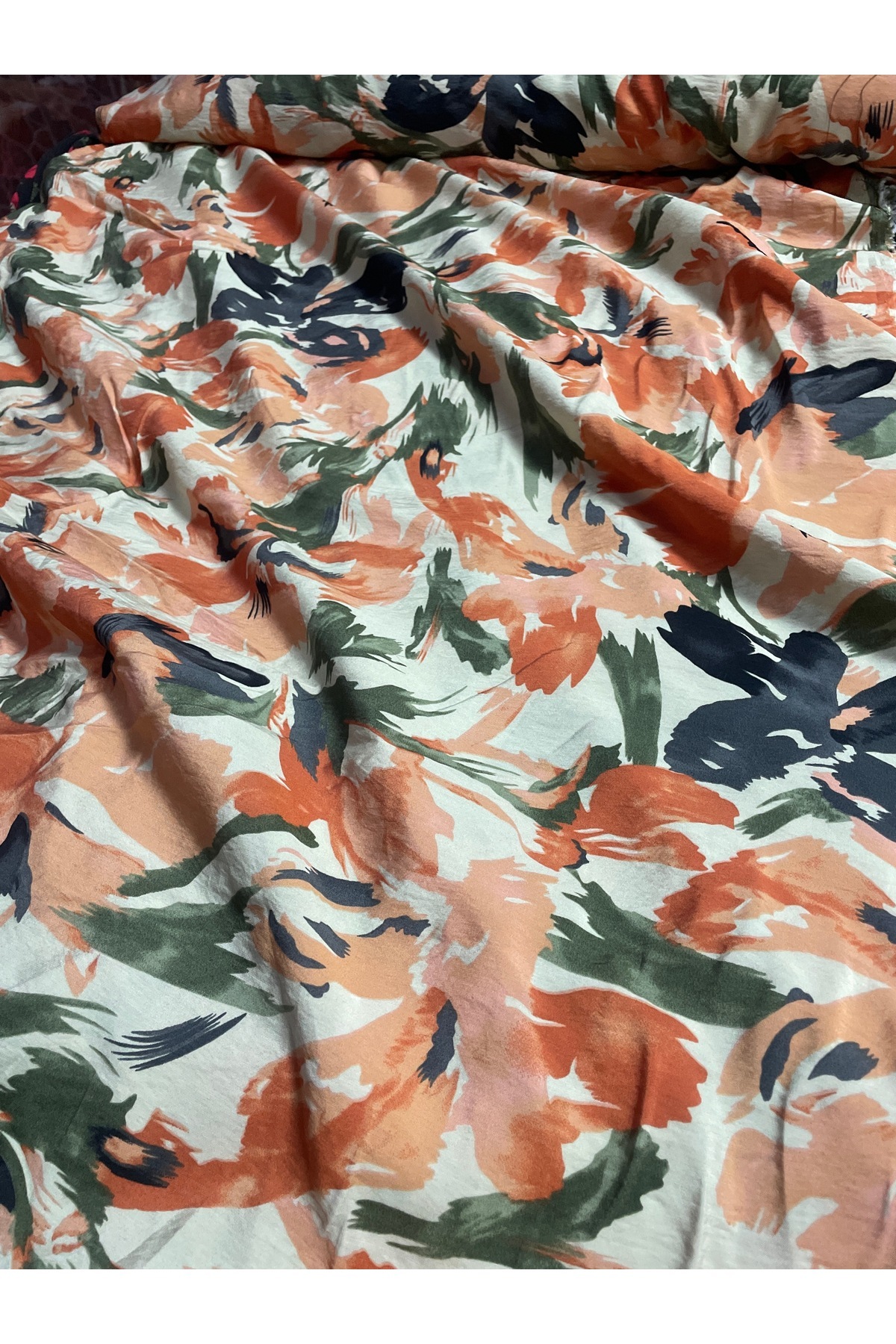 Butik turuncu çiçekli yeşil ayrobin kumaş