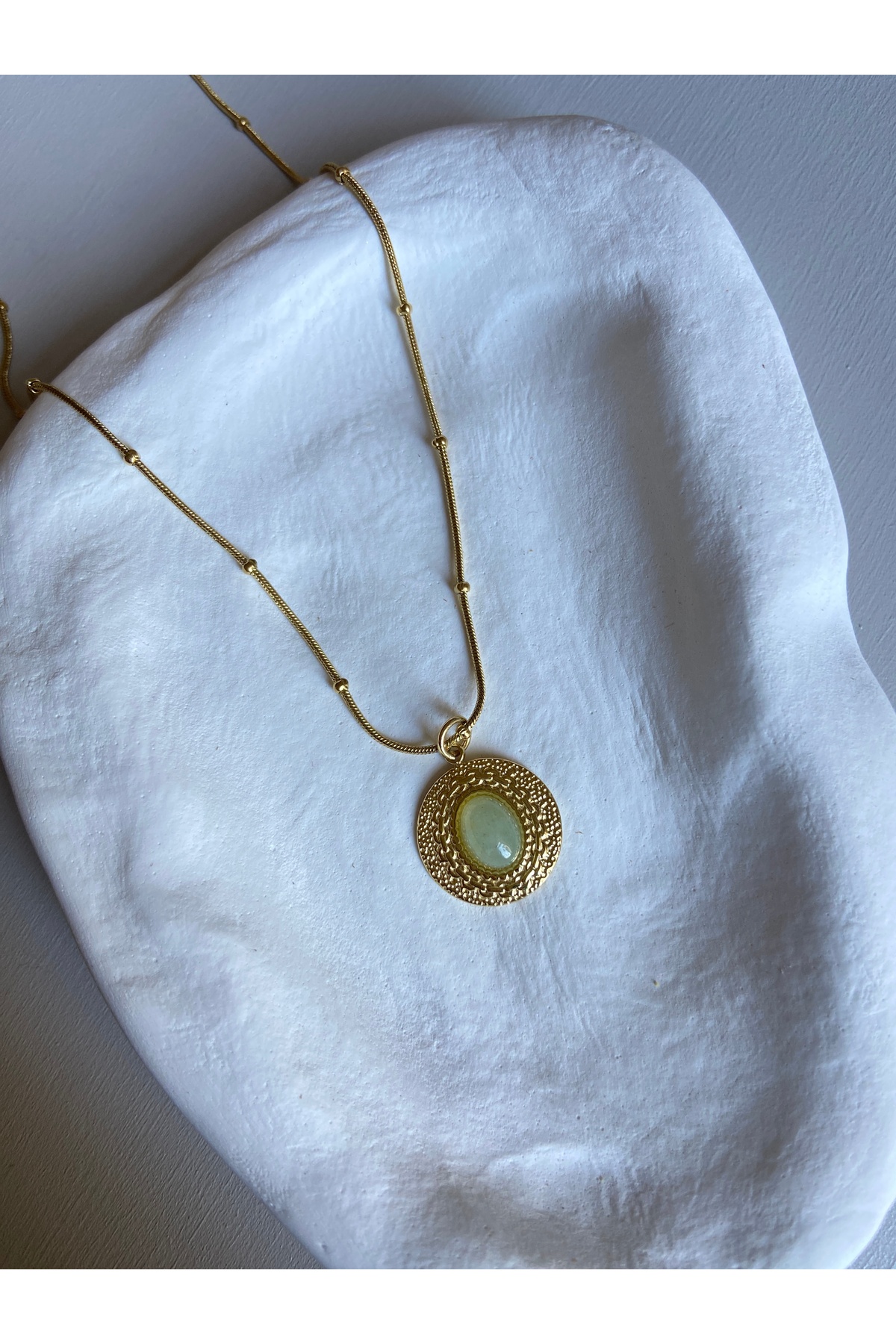 Yeşil Taşlı Plaka Çelik Zincirli Gold Kadın Kolye (40 + 5 cm) – Sevgililer Günü Özel - Detay Görseli 1