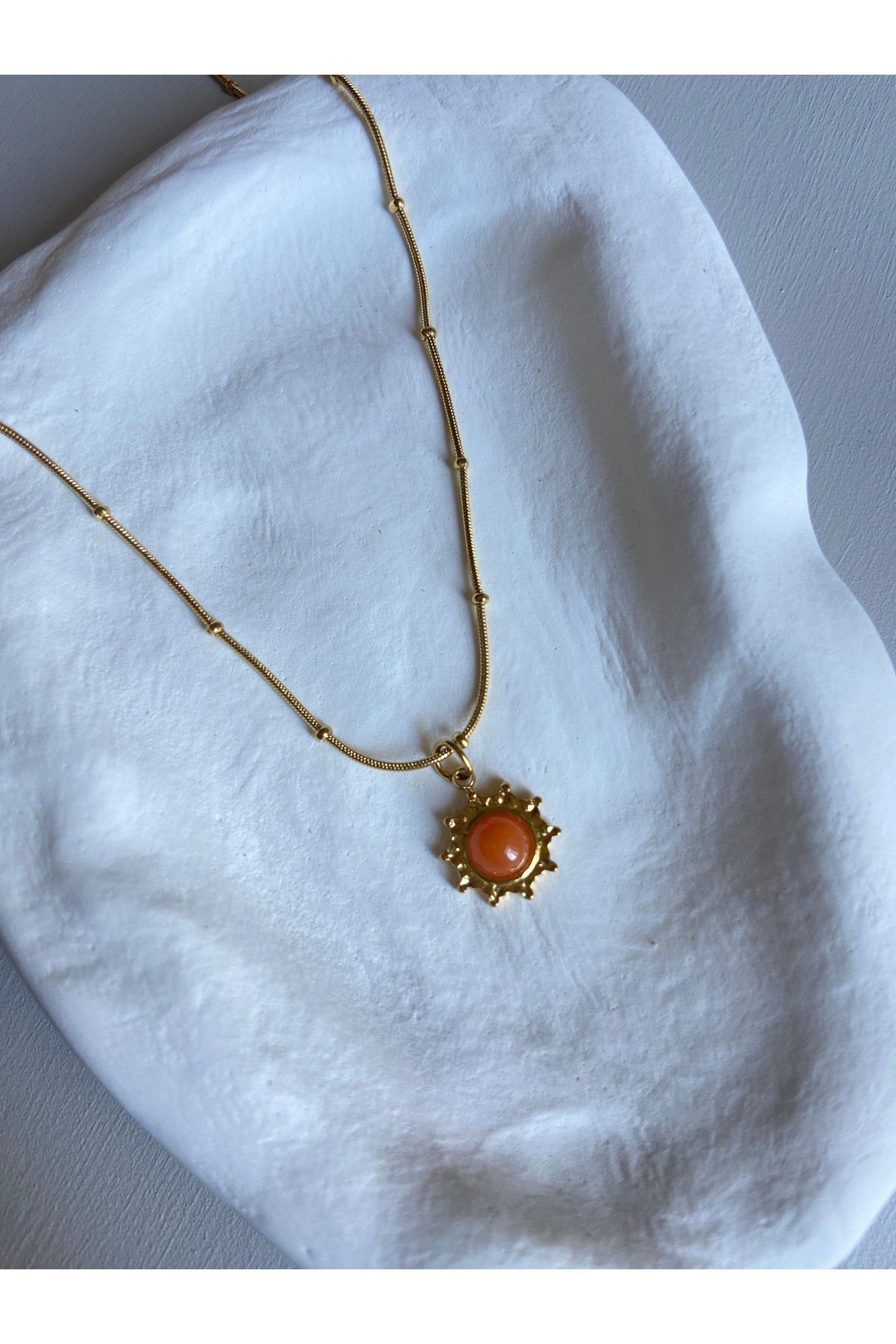 Turuncu Taşlı Güneş Charm Çelik Vintage Model Kolye - Detay Görseli 1