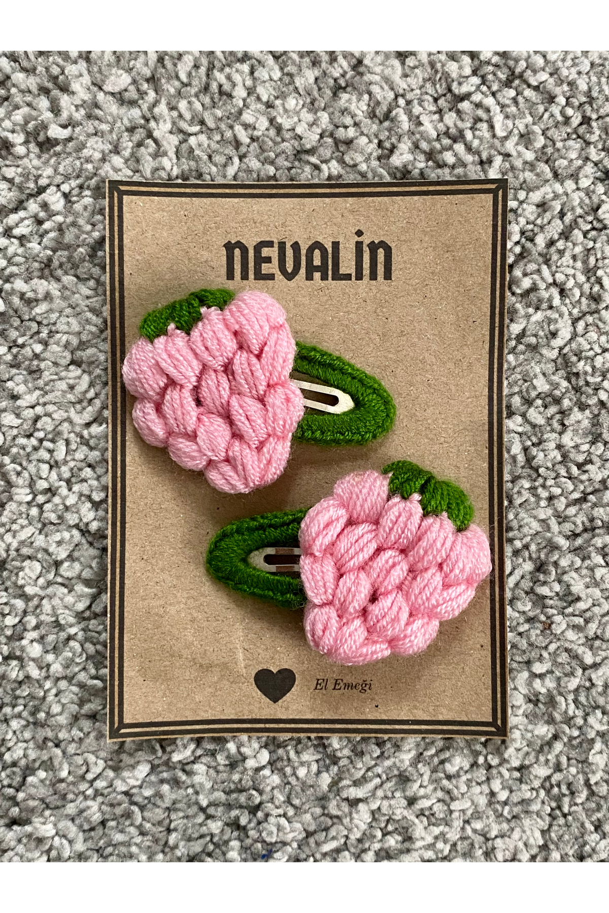NEVALİN El Örgüsü Hediyelik 4'lü Set Pembe Çilek Detaylı Hırka Yelek Atkı Bere ve Toka Seti fotoğrafı 7 (önizleme)