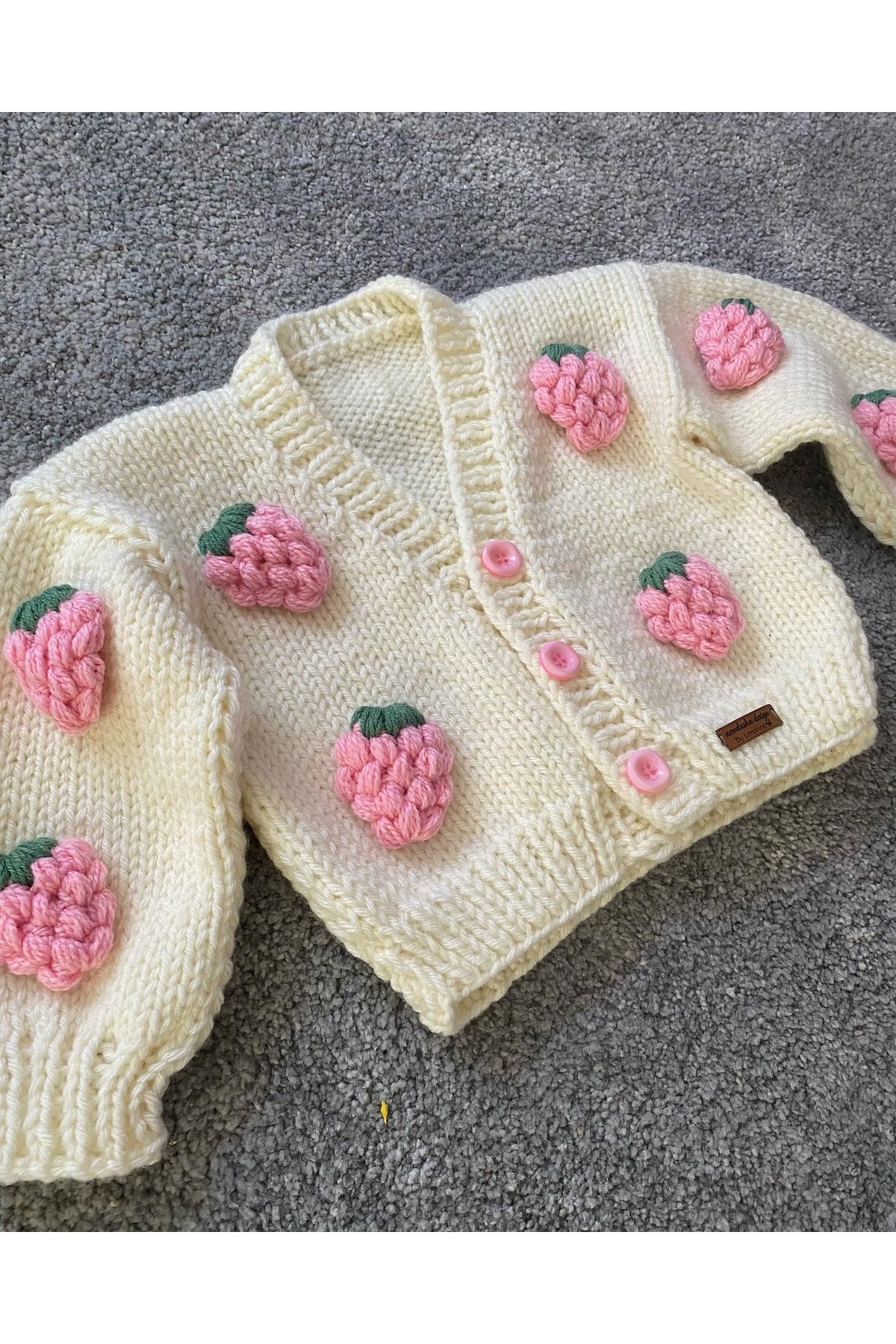 NEVALİN El Örgüsü Hediyelik 4'lü Set Pembe Çilek Detaylı Hırka Yelek Atkı Bere ve Toka Seti fotoğrafı 2 (önizleme)