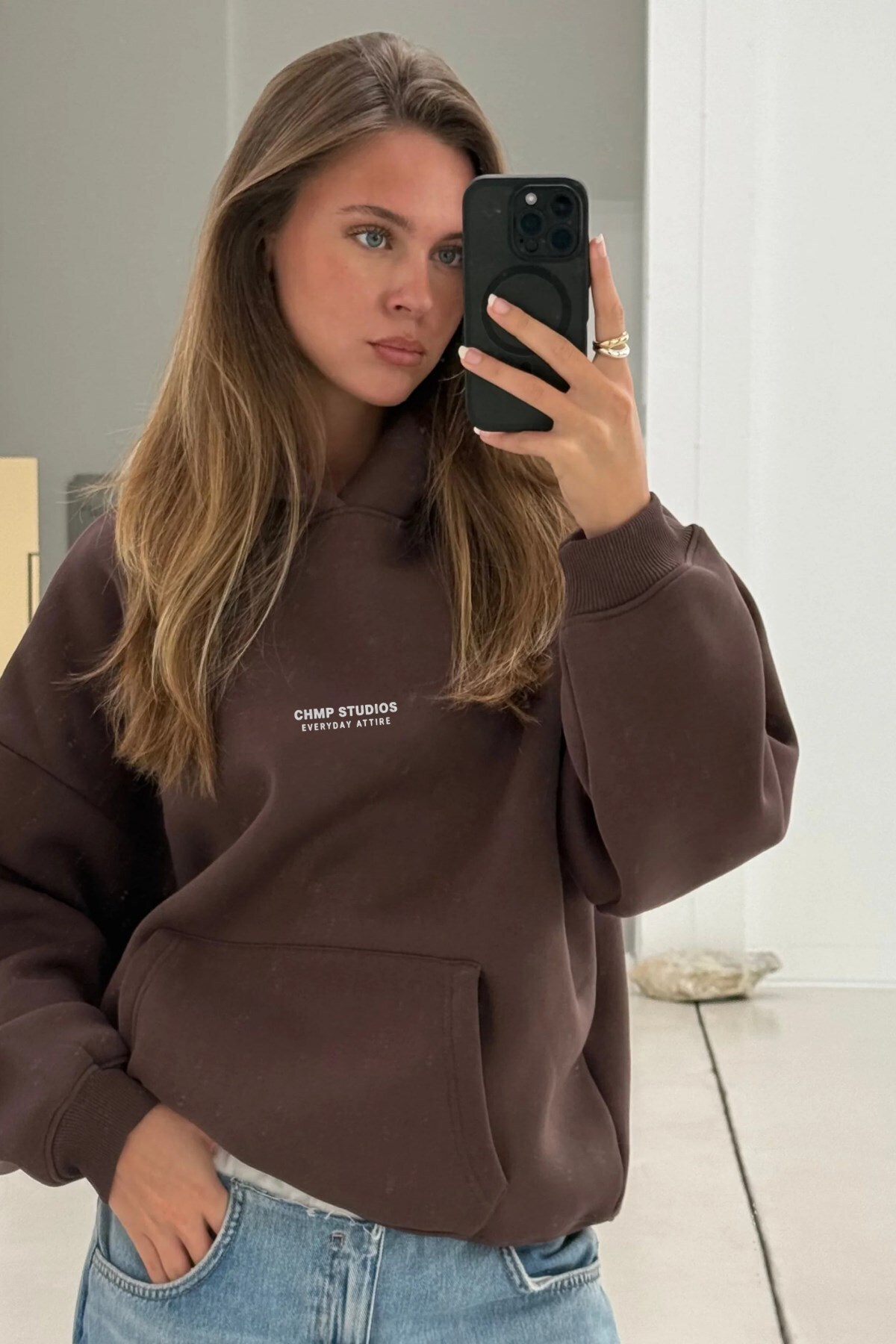 The Champ Clothing Γυναικείο φούτερ oversized με κουκούλα CHMP SUDIOS καφέ – με κουκούλα , 3 κλωστές , τσέπη καγκουρό