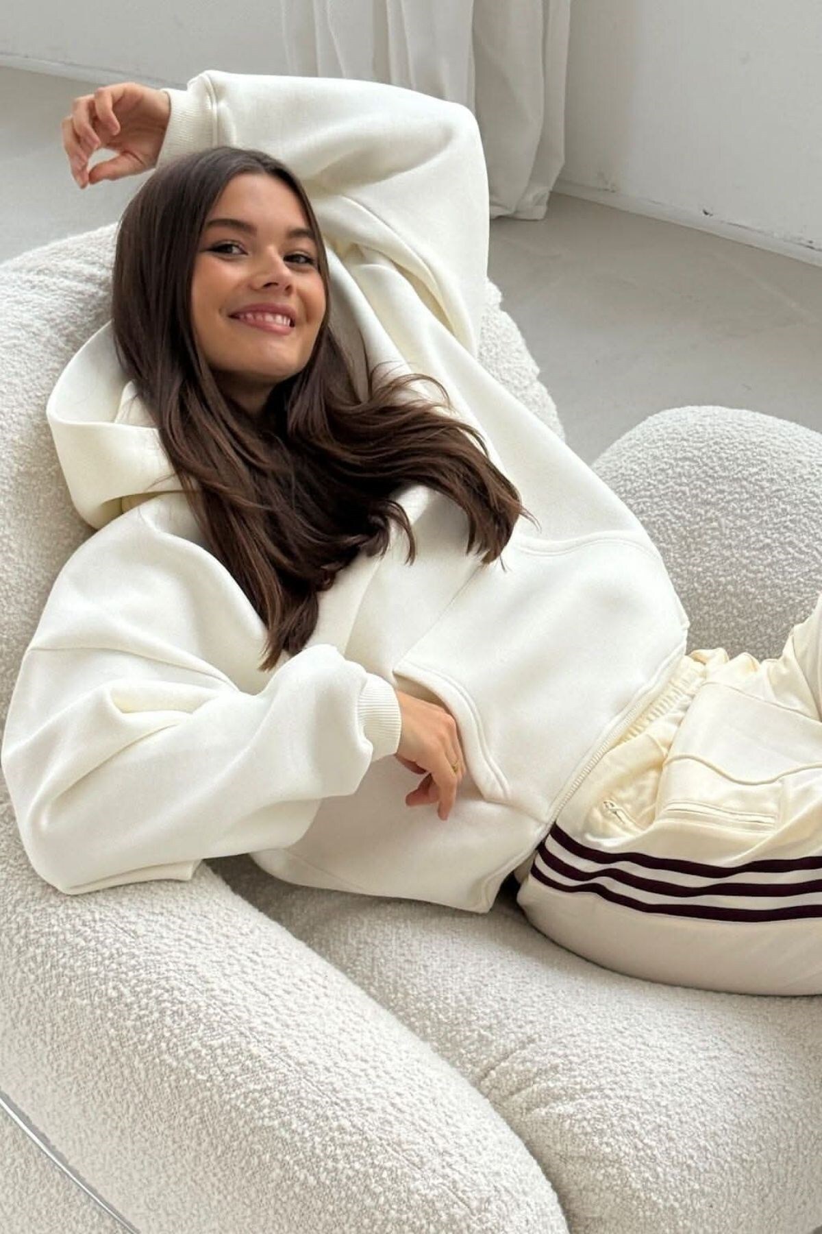 The Champ Clothing  Kadın Oversize Sweatshirt Hoodie CHMP STUDIOS Beyaz – Kapüşonlu, 3 İplik Polar, Kanguru Cepli - Görsel 6