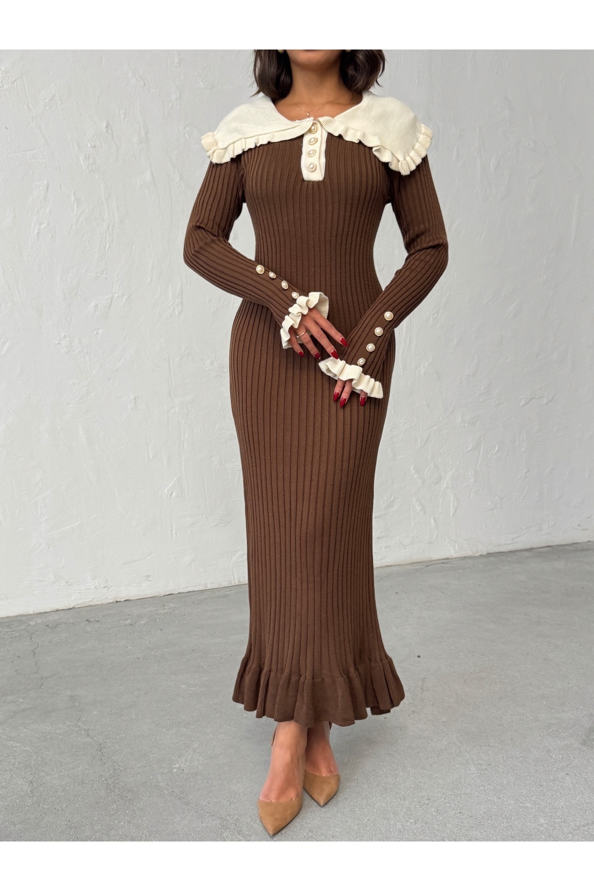 BEJNA Braunes, langes Strickkleid mit Babykragen und Perlknöpfen für Damen