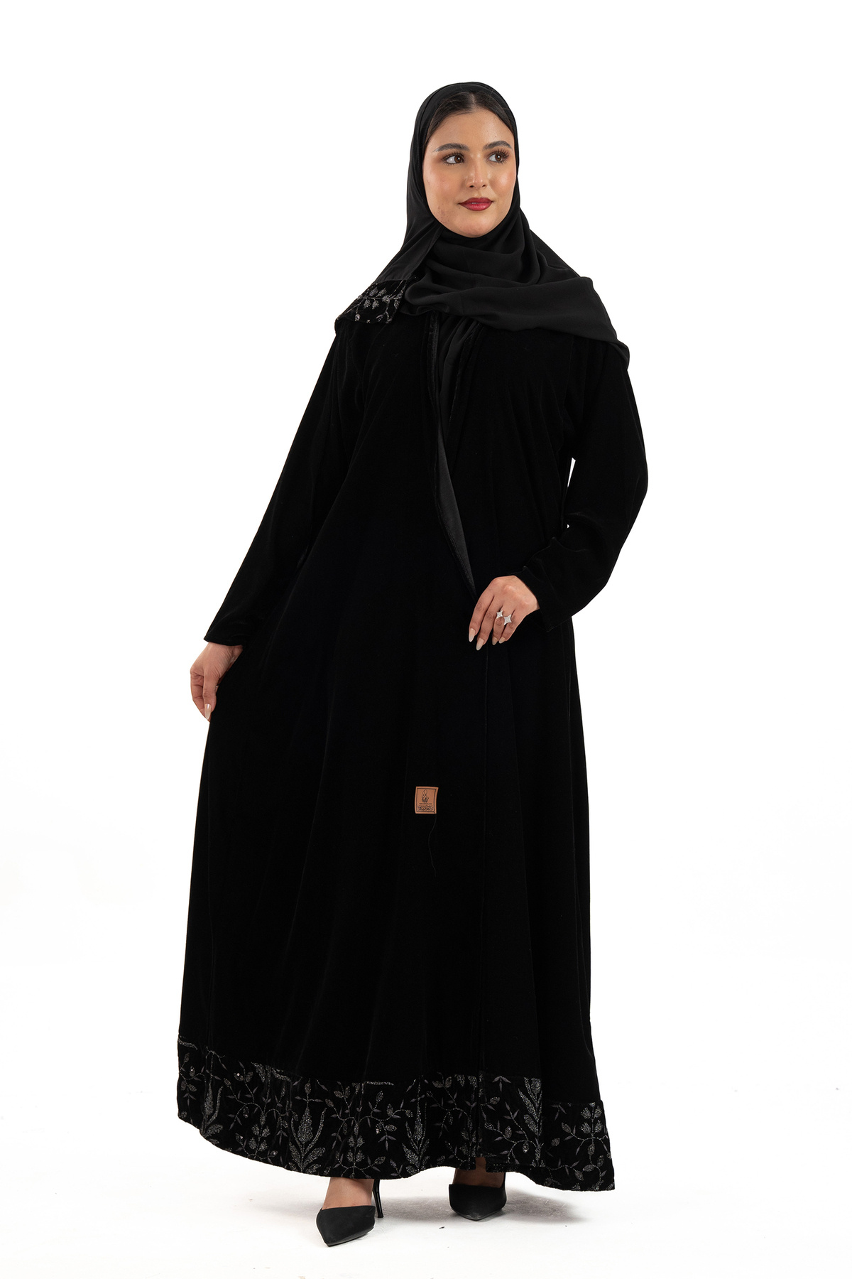 عباية لجين بتدخيلات تطريز لماع اسفل العباية