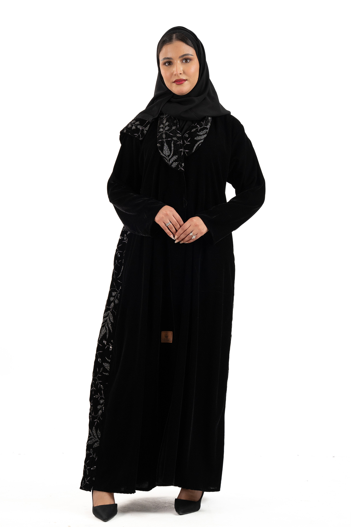 عباية وعد مخمل مطرز بخيوط زري لماع مع ترتر