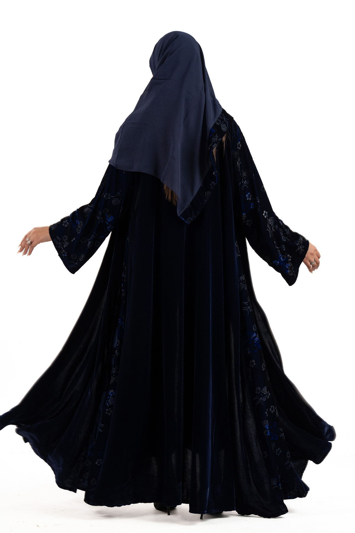 عباية سهى مخمل كحلي بنقش ورد خفيف