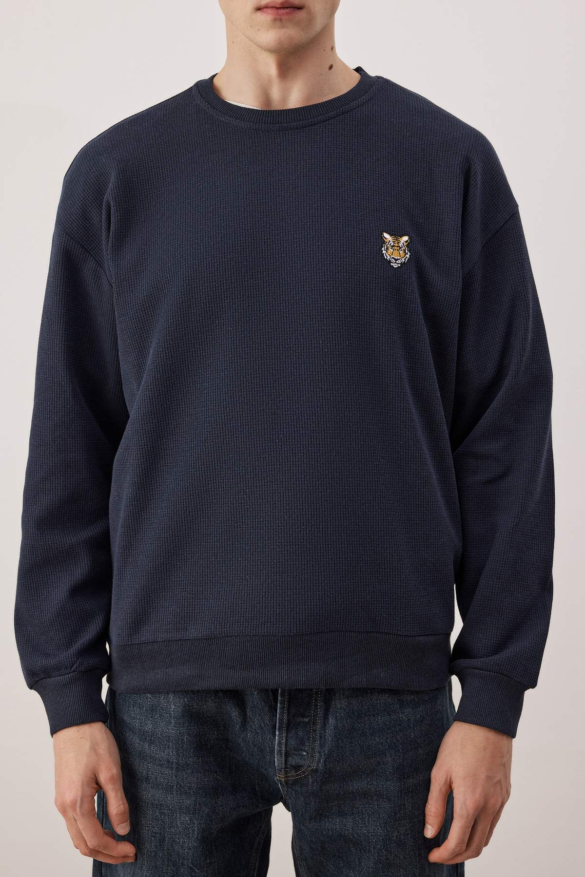 Trendyolmilla  Koyu Lacivert Oversize/Geniş Kesim Bisiklet Yaka Kaplan Nakışlı Şardonsuz Sweatshirt TMNAW25SW00194 - Görsel 3