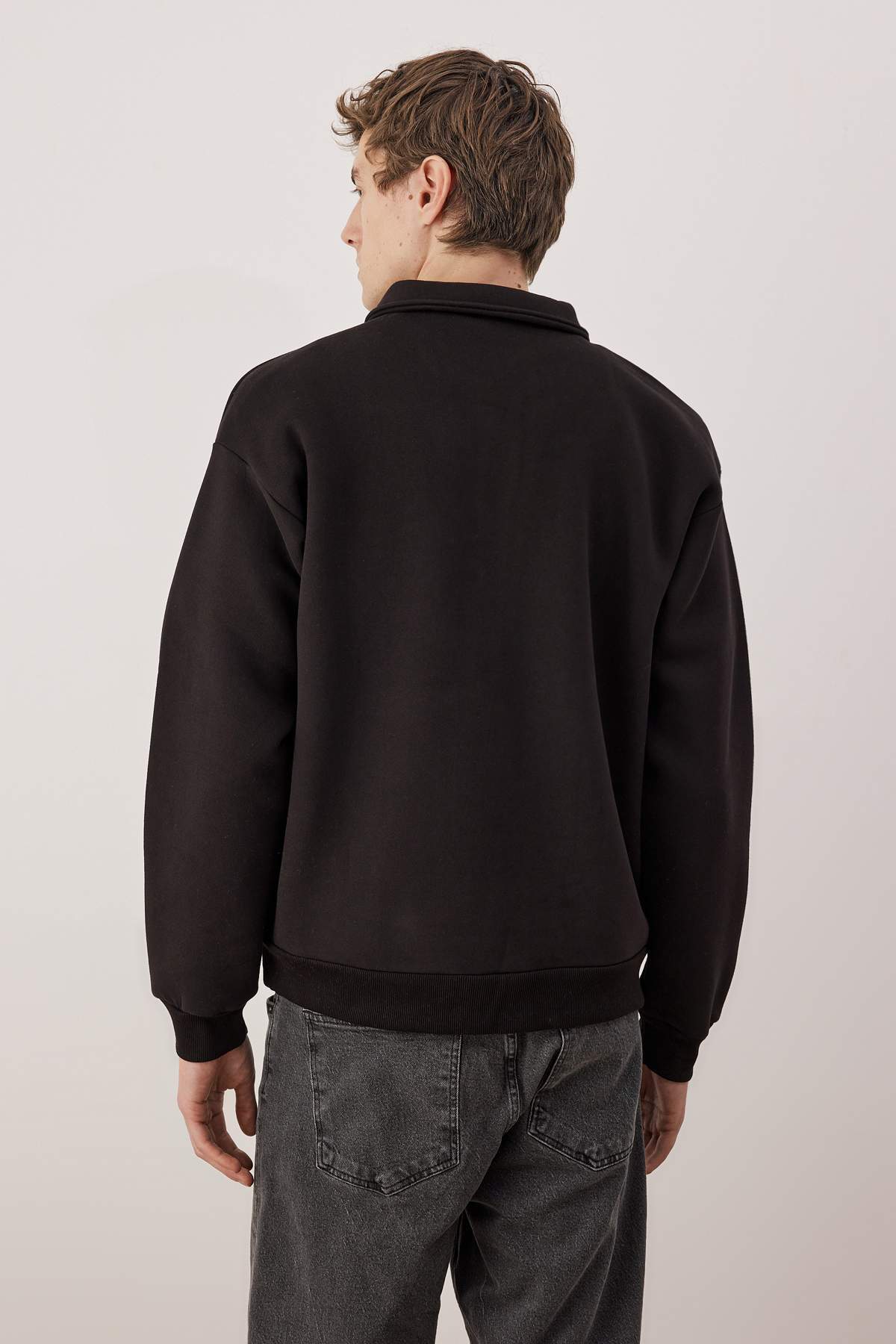 Trendyolmilla  Siyah Yeni Oversize/Geniş Kesim Soft Kalite İçi Polarlı Polo Yaka Sweatshirt TMNAW26SW00004 - Görsel 4