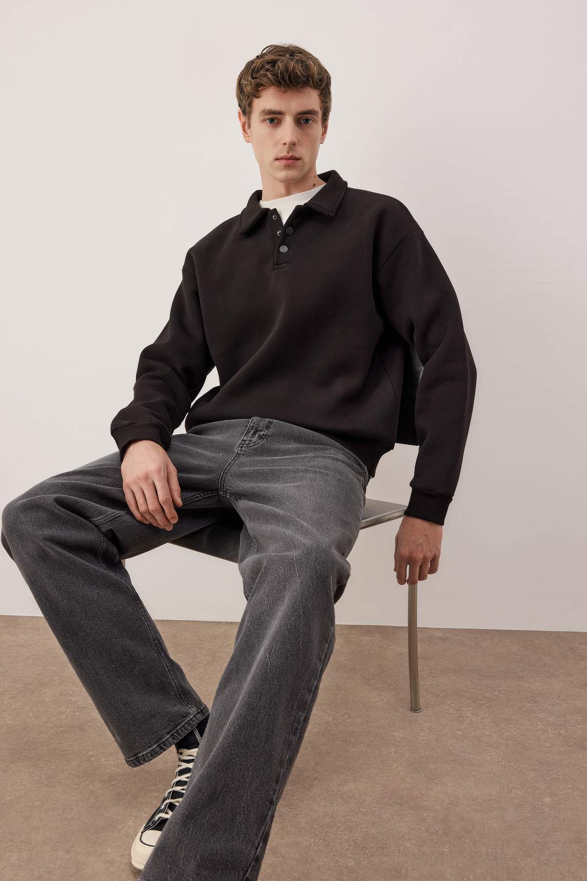 Trendyolmilla  Siyah Yeni Oversize/Geniş Kesim Soft Kalite İçi Polarlı Polo Yaka Sweatshirt TMNAW26SW00004