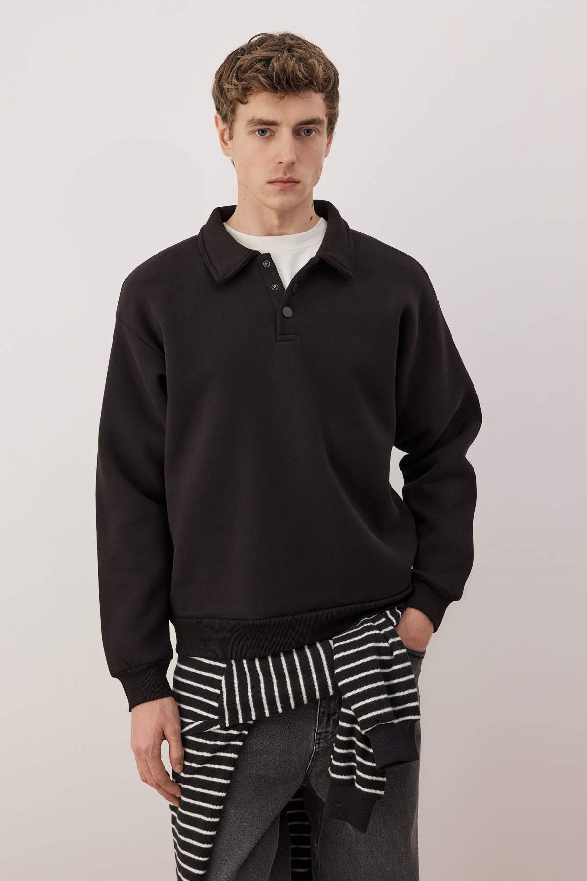 Trendyolmilla  Siyah Yeni Oversize/Geniş Kesim Soft Kalite İçi Polarlı Polo Yaka Sweatshirt TMNAW26SW00004 - Görsel 2
