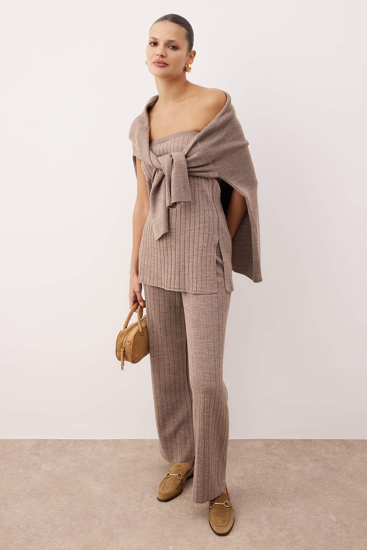 Trendyol Collection Nerzfarbene Bluse mit V-Ausschnitt, Strickjacke, Hose, Strickwaren, Oberteil und Unterteil, Set TWOAW26AU00062