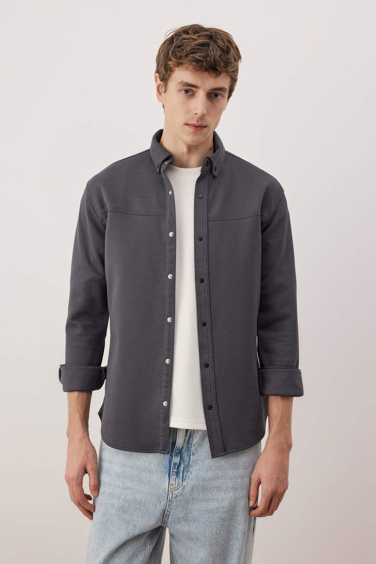 Trendyolmilla Man Antrasit Regular Fit Dokulu Erkek Gömlek TMNAW26GO00023
