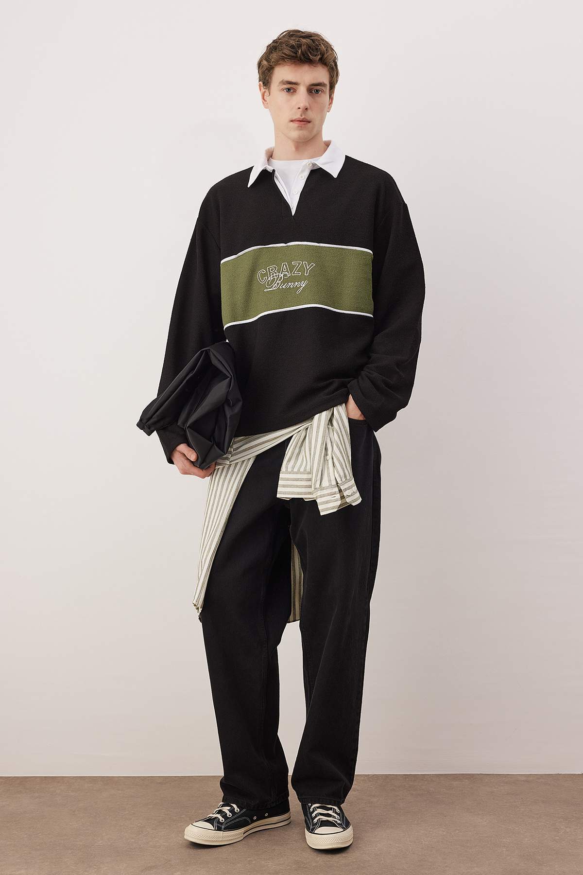 Trendyolmilla  Siyah Yeni Oversize/Geniş Kesim Nakış Detaylı Kalın Polo Yaka Sweatshirt TMNAW26SW00027