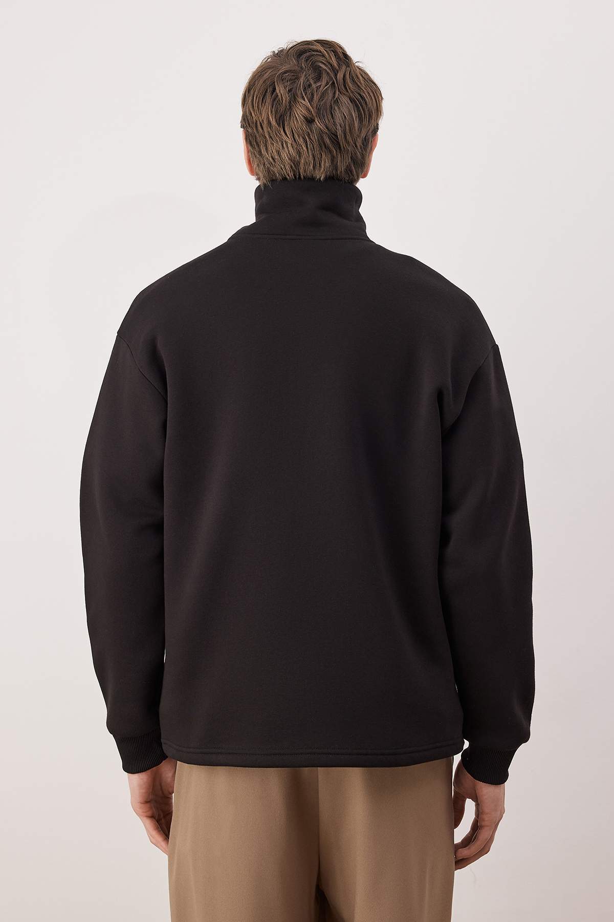 Trendyolmilla  Siyah Yaka Detaylı Dik Yaka Yeni Oversize/Geniş Kesim Kalın/İçi Polarlı Sweatshirt TMNAW26SW00003 - Görsel 5