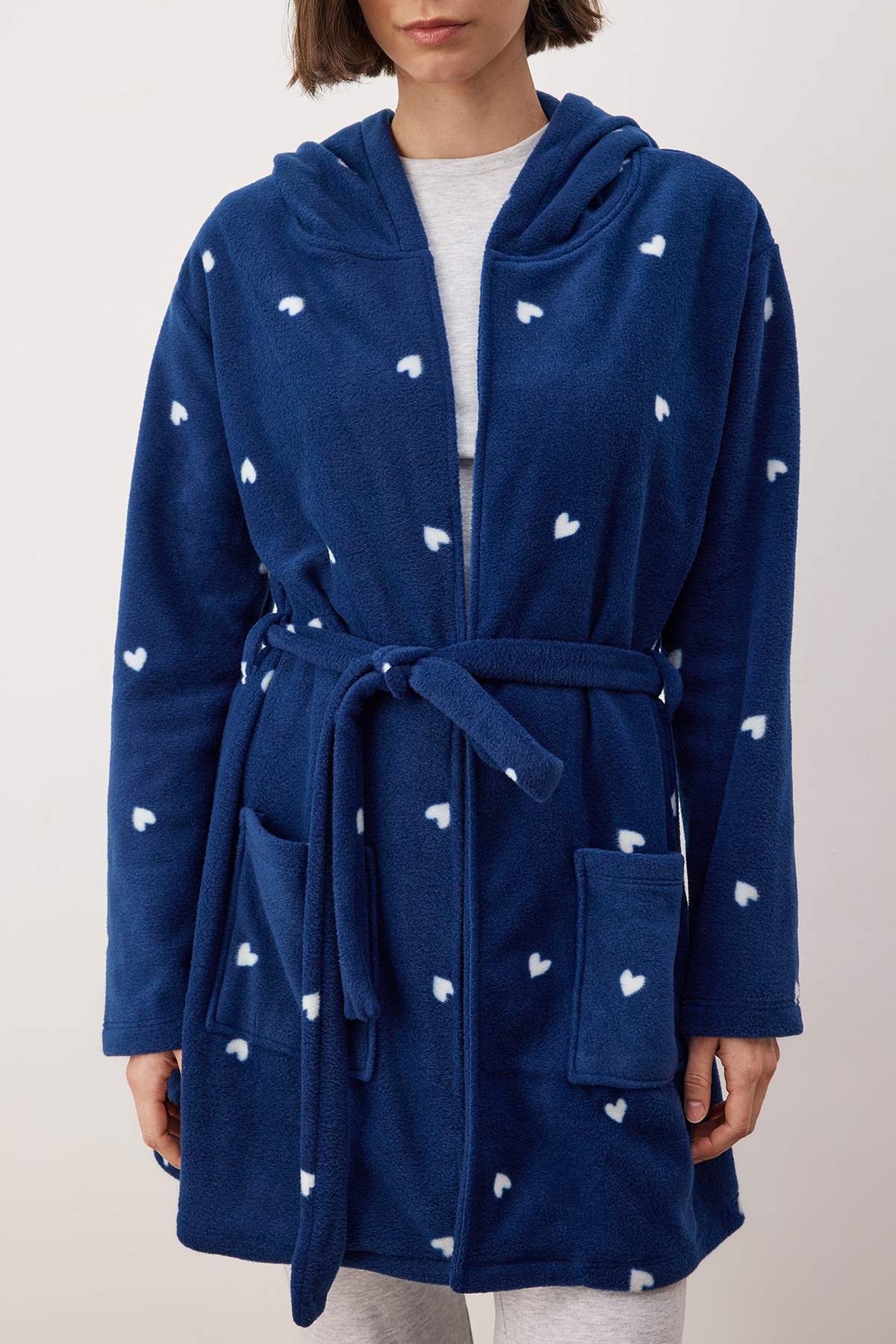 Trendyol Collection Marineblauer Fleece-Morgenmantel mit Herz-Taschen- und Kapuzendetail – THMAW24SB00023