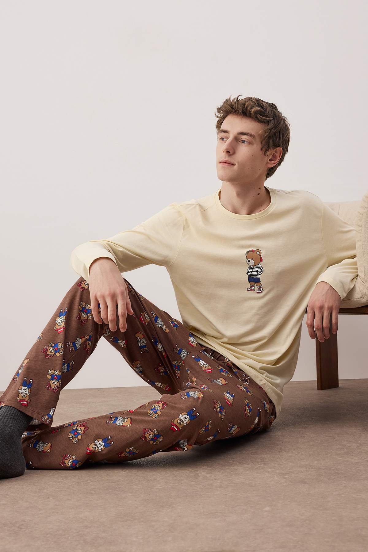 Trendyolmilla Man Taş - Kahve Regular Fit Ayıcık Baskılı Örme Pijama Takımı TMNAW25PT00044