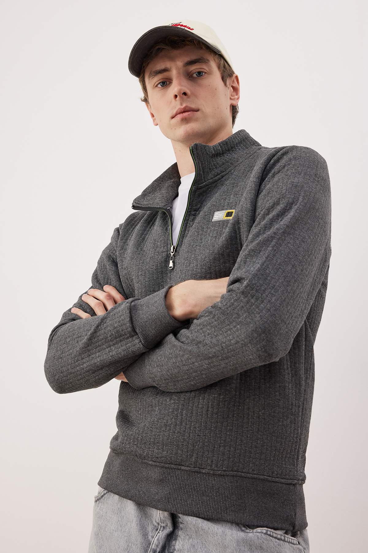 Trendyolmilla  Gri Regular/Normal Kesim Dokulu Etiket Detaylı Fermuarlı Sweatshirt TMNAW26SW00062 - Görsel 2