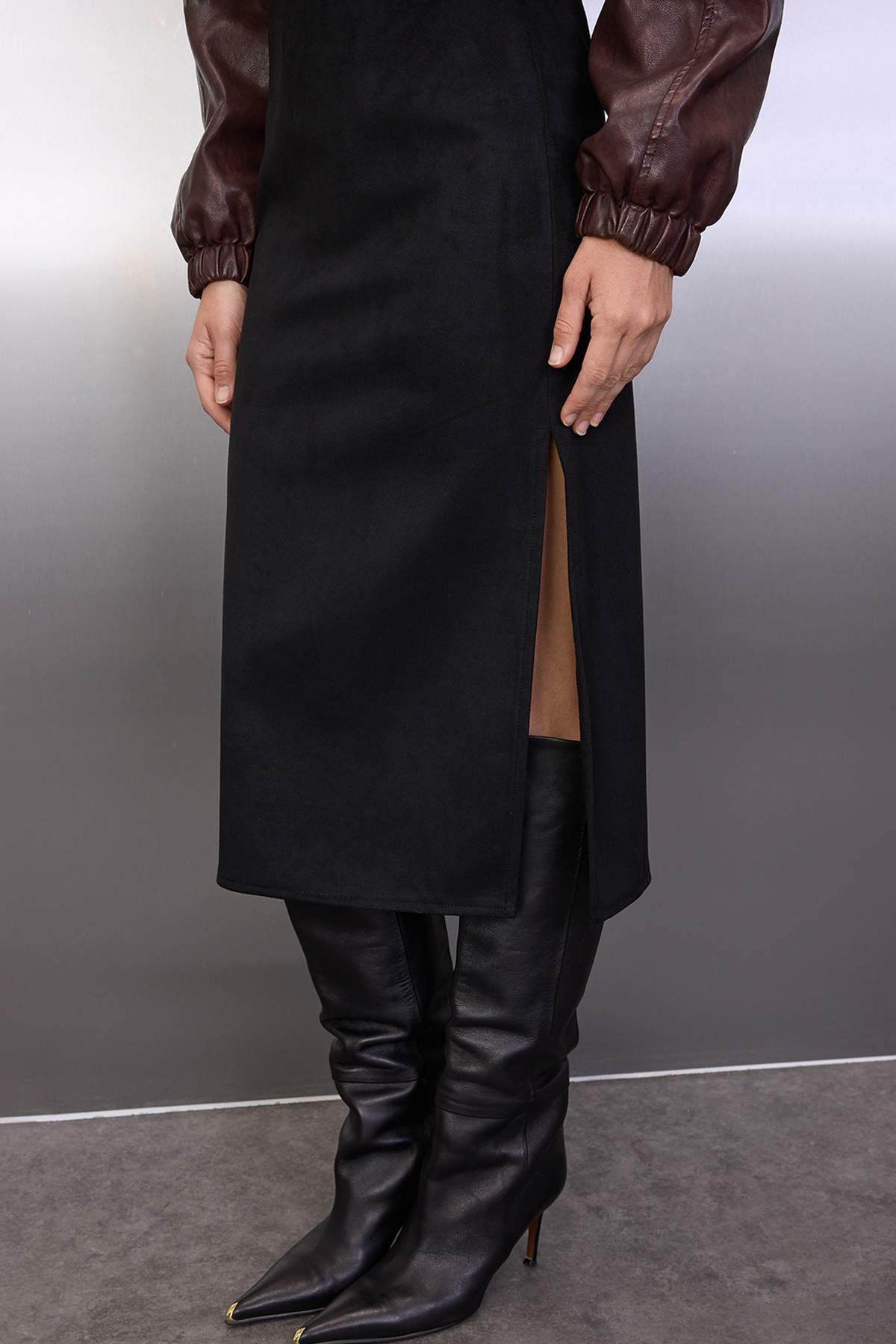 Trendyolmilla  Siyah Süet Yırtmaçlı Örme Midi Kalem Etek TWOAW26ET00018 - Görsel 3