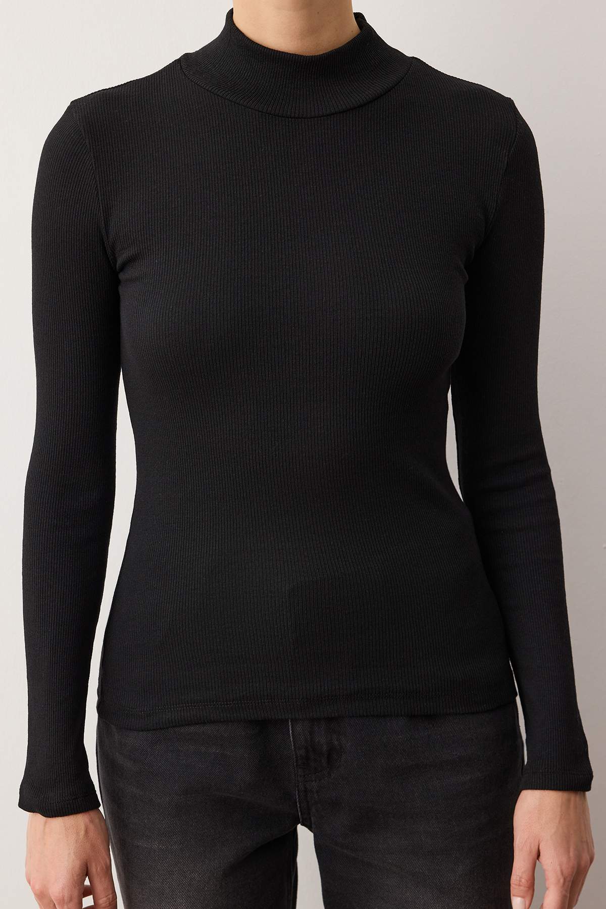 Trendyol Collection Černá vypasovaná halenka s vysokým límcem, dlouhým rukávem, žebrovaná pružná pletená halenka TWOAW21BZ0423