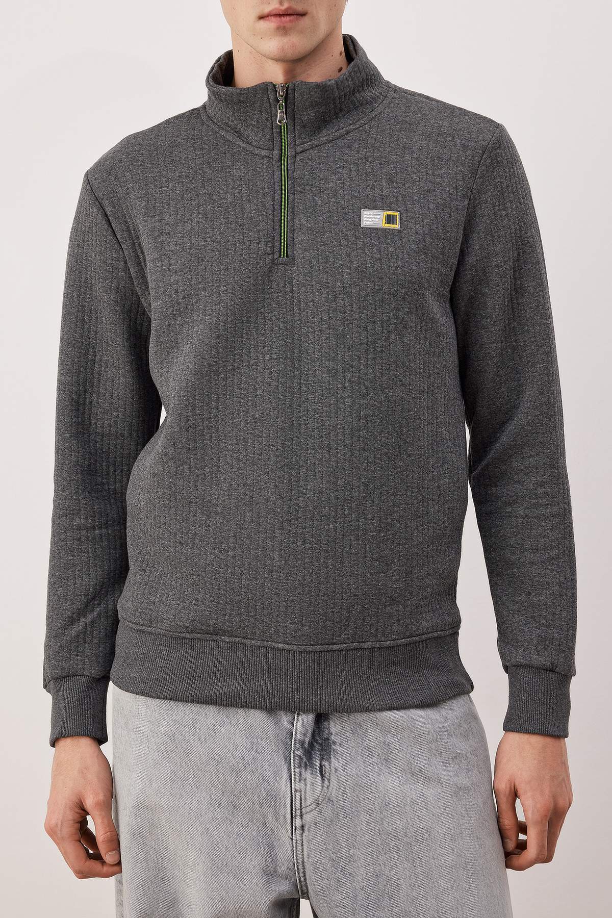 Trendyolmilla  Gri Regular/Normal Kesim Dokulu Etiket Detaylı Fermuarlı Sweatshirt TMNAW26SW00062 - Görsel 3