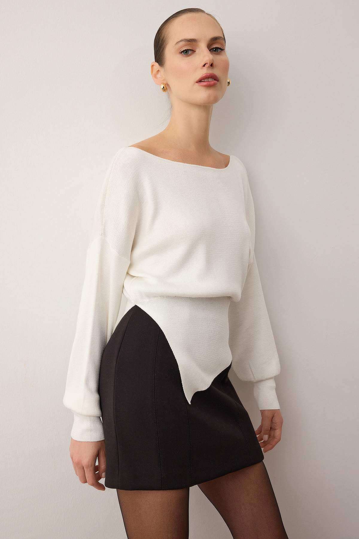 Trendyolmilla  Ekru Merserize Görünümlü Kayık Yaka Yırtmaç Detaylı Triko Kazak TWOAW26KZ00086