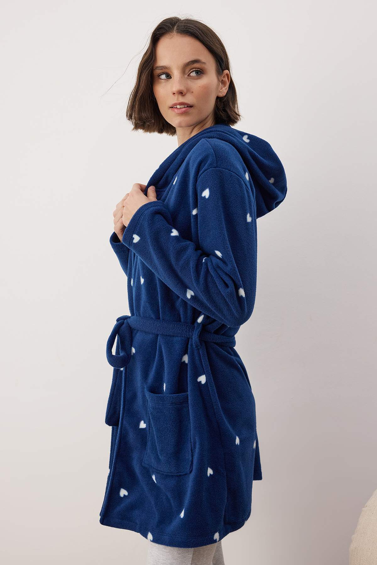 Trendyol Collection Marineblauer Fleece-Morgenmantel mit Herz-Taschen- und Kapuzendetail – THMAW24SB00023