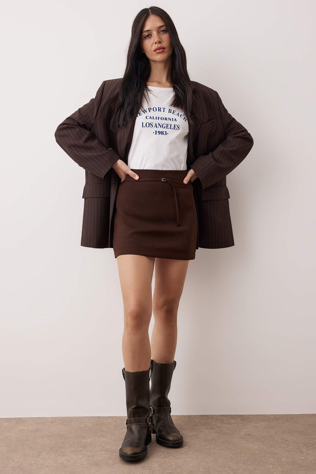 Trendyolmilla  Koyu Kahverengi İnce Kemer Detaylı Mini Şort Etek Şort & Bermuda TWOAW26SR00056 - Görsel 3