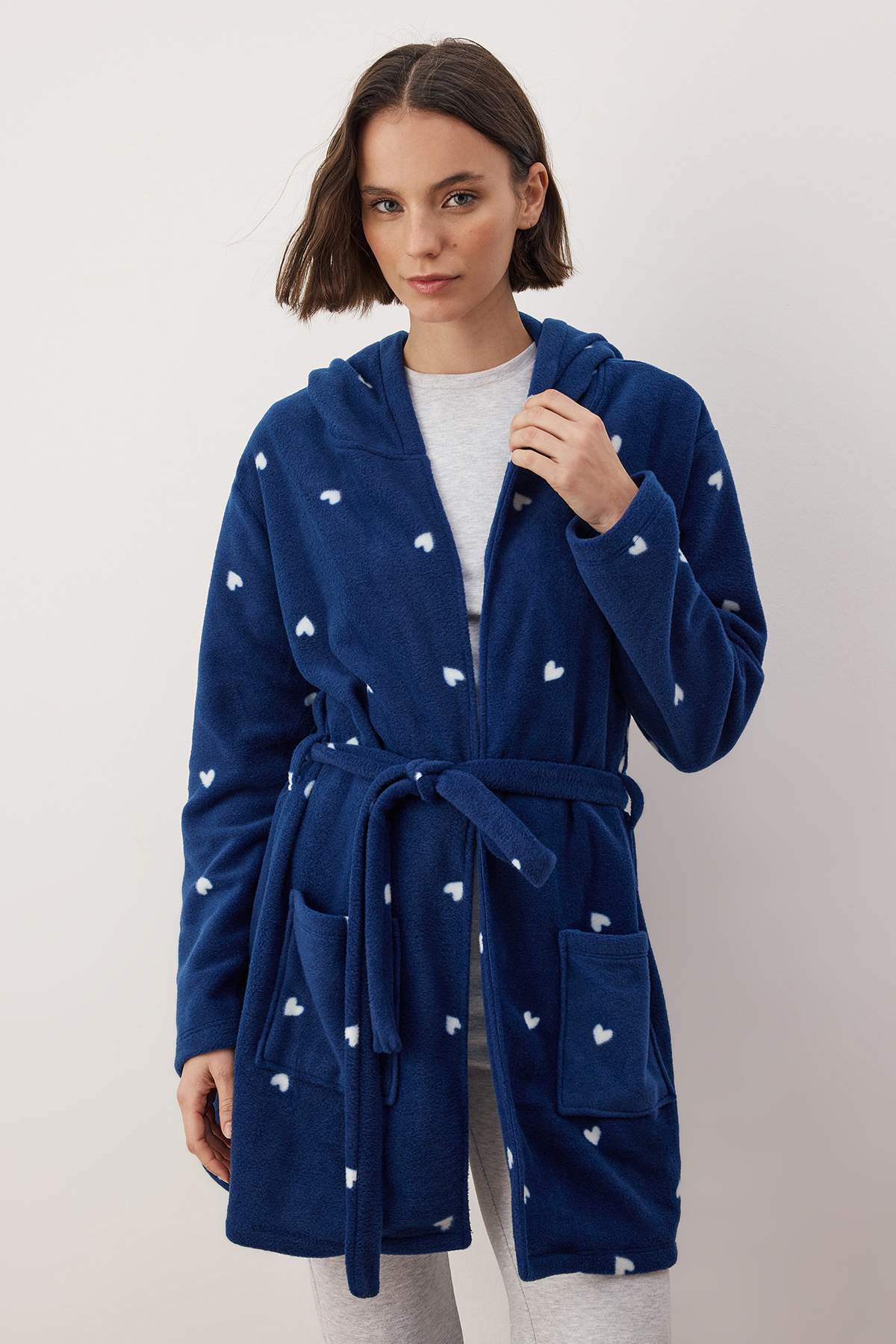 Trendyol Collection Marineblauer Fleece-Morgenmantel mit Herz-Taschen- und Kapuzendetail – THMAW24SB00023