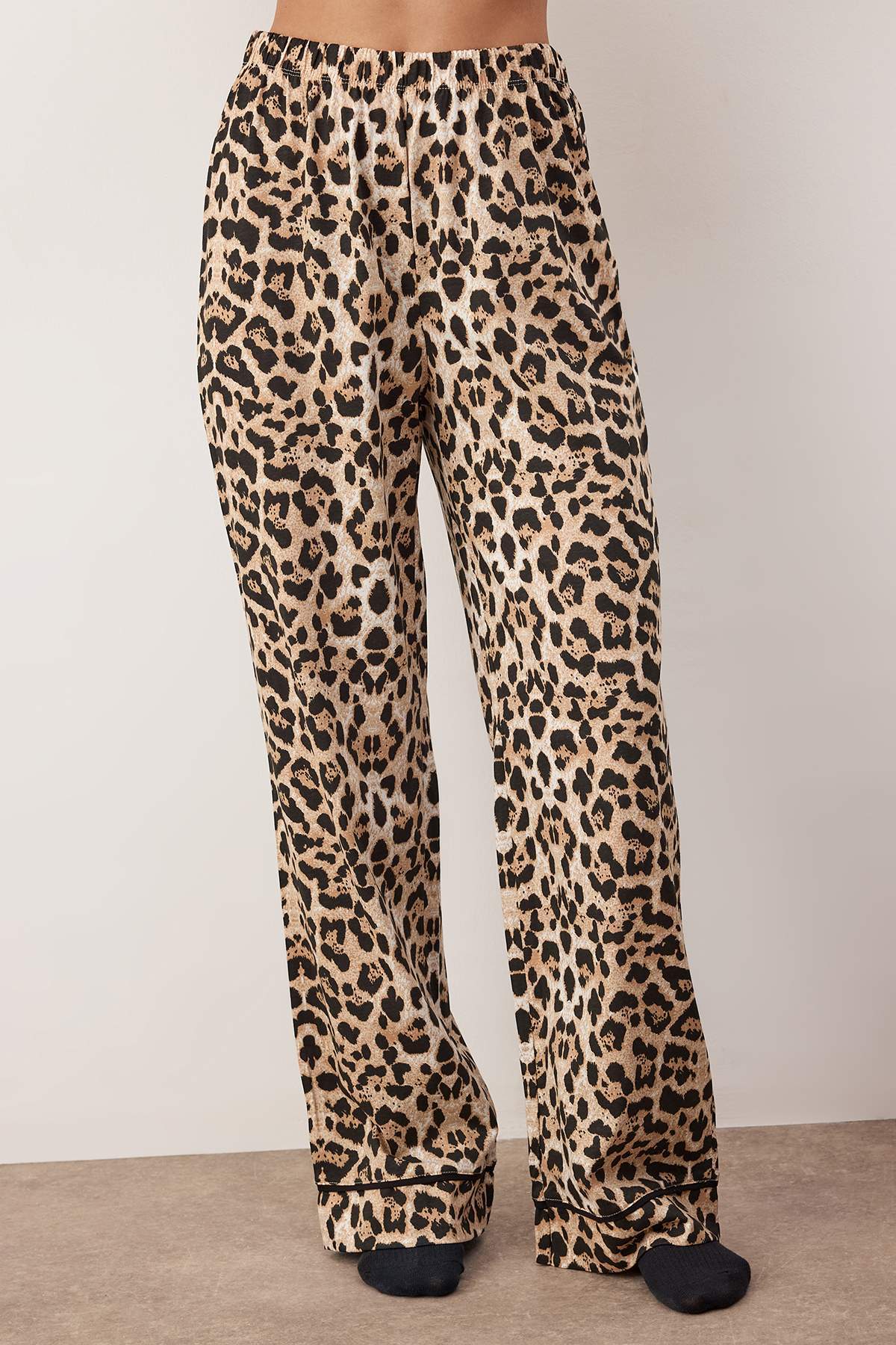 Trendyolmilla  Çok Renkli %100 Pamuklu Leopar Desenli Biyeli Örme Pijama Takımı THMAW26PT00134 - Görsel 3