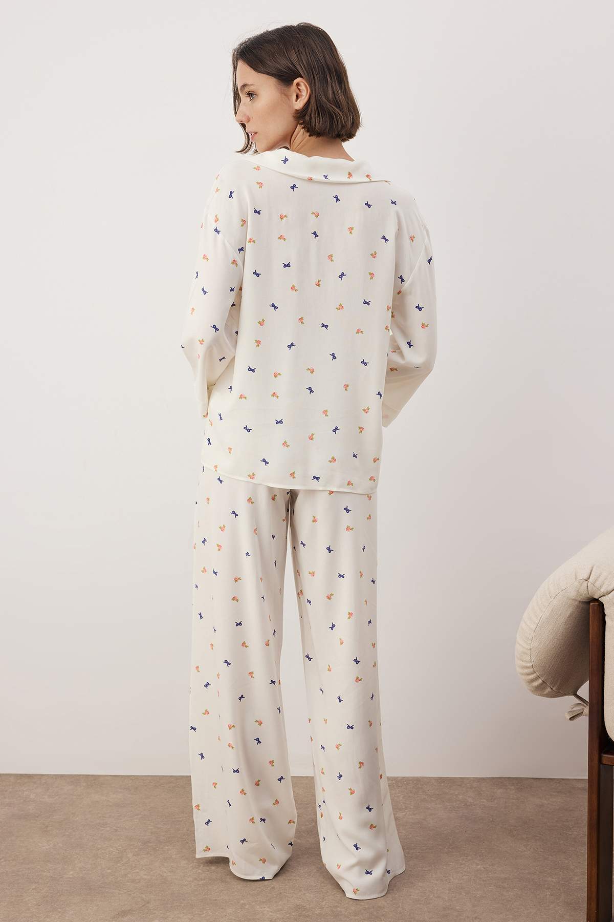 Trendyolmilla  Ekru Kurdele/Fiyonklu ve Çiçekli Viskon Dokuma Pijama Takımı THMAW26PT00065 - Görsel 4