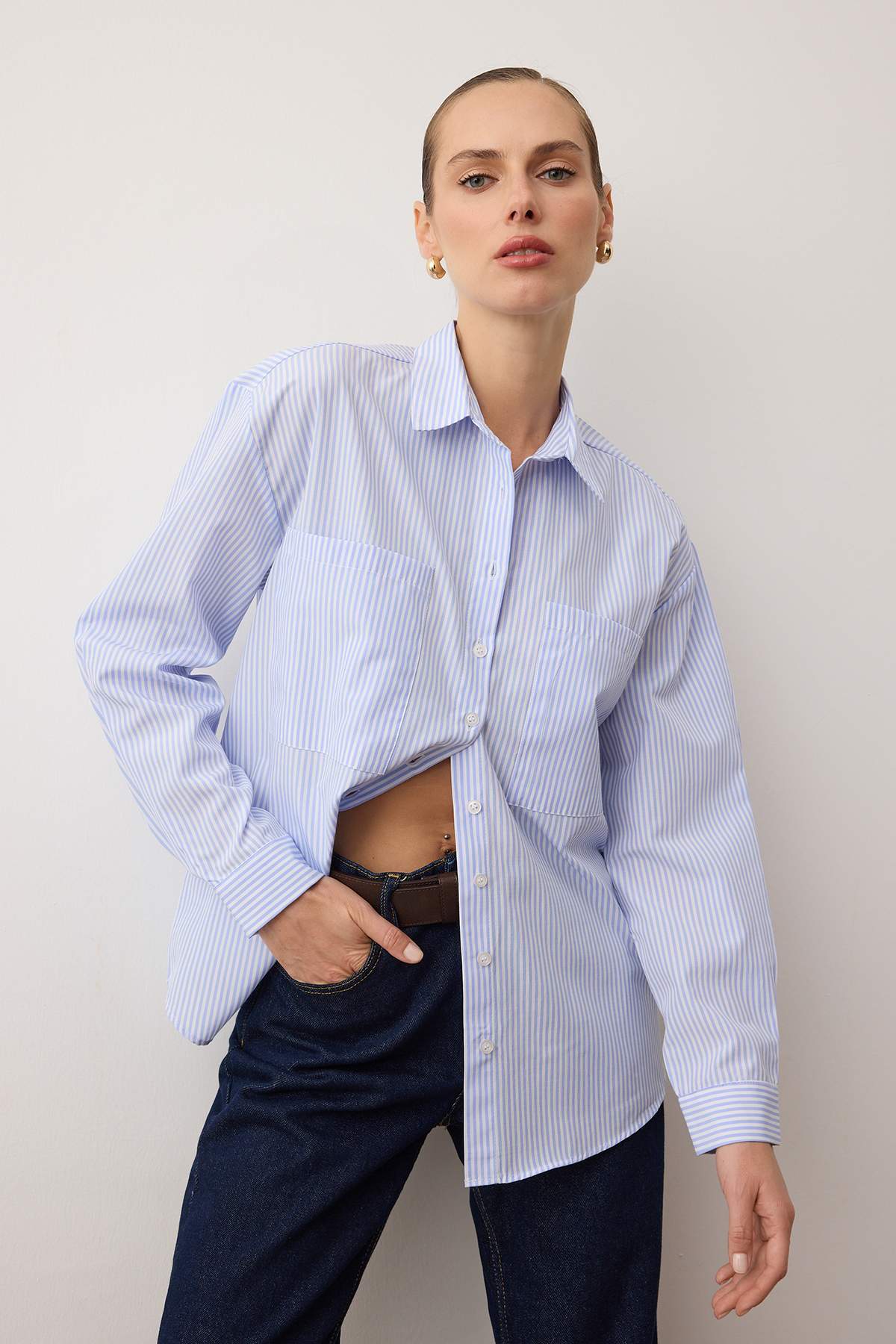 Trendyolmilla  Mavi Çizgili Cep Detaylı Oversize/Geniş Kalıp Dokuma Gömlek TWOAW23GO00359 - Görsel 2