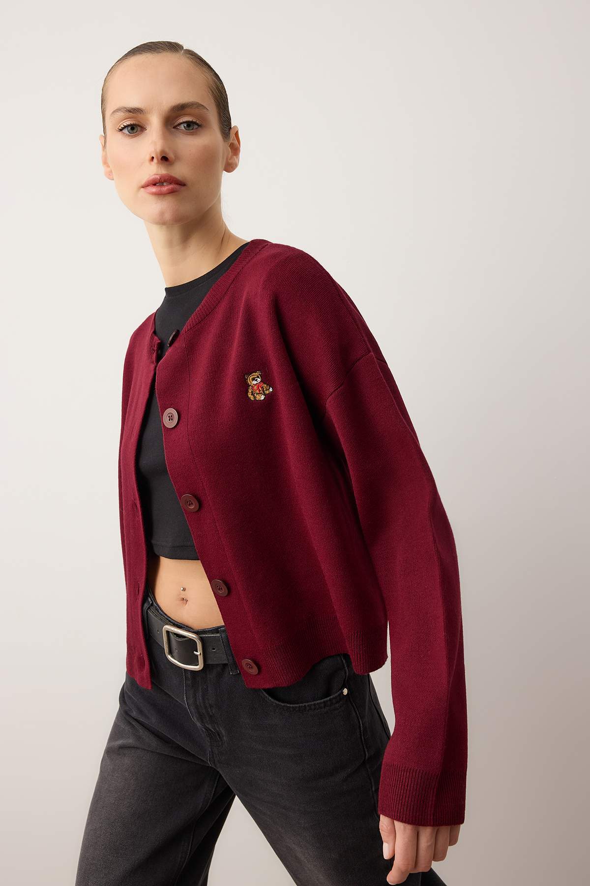 Trendyolmilla  Bordo Bisiklet Yaka Ayıcık Nakışlı Triko Hırka TWOAW26HI00287 - Görsel 2