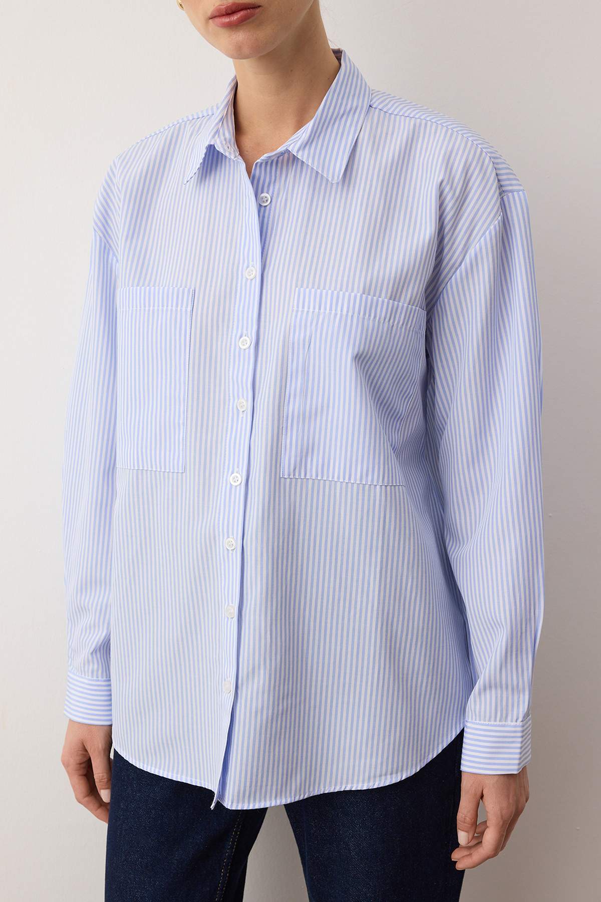 Trendyolmilla  Mavi Çizgili Cep Detaylı Oversize/Geniş Kalıp Dokuma Gömlek TWOAW23GO00359 - Görsel 3