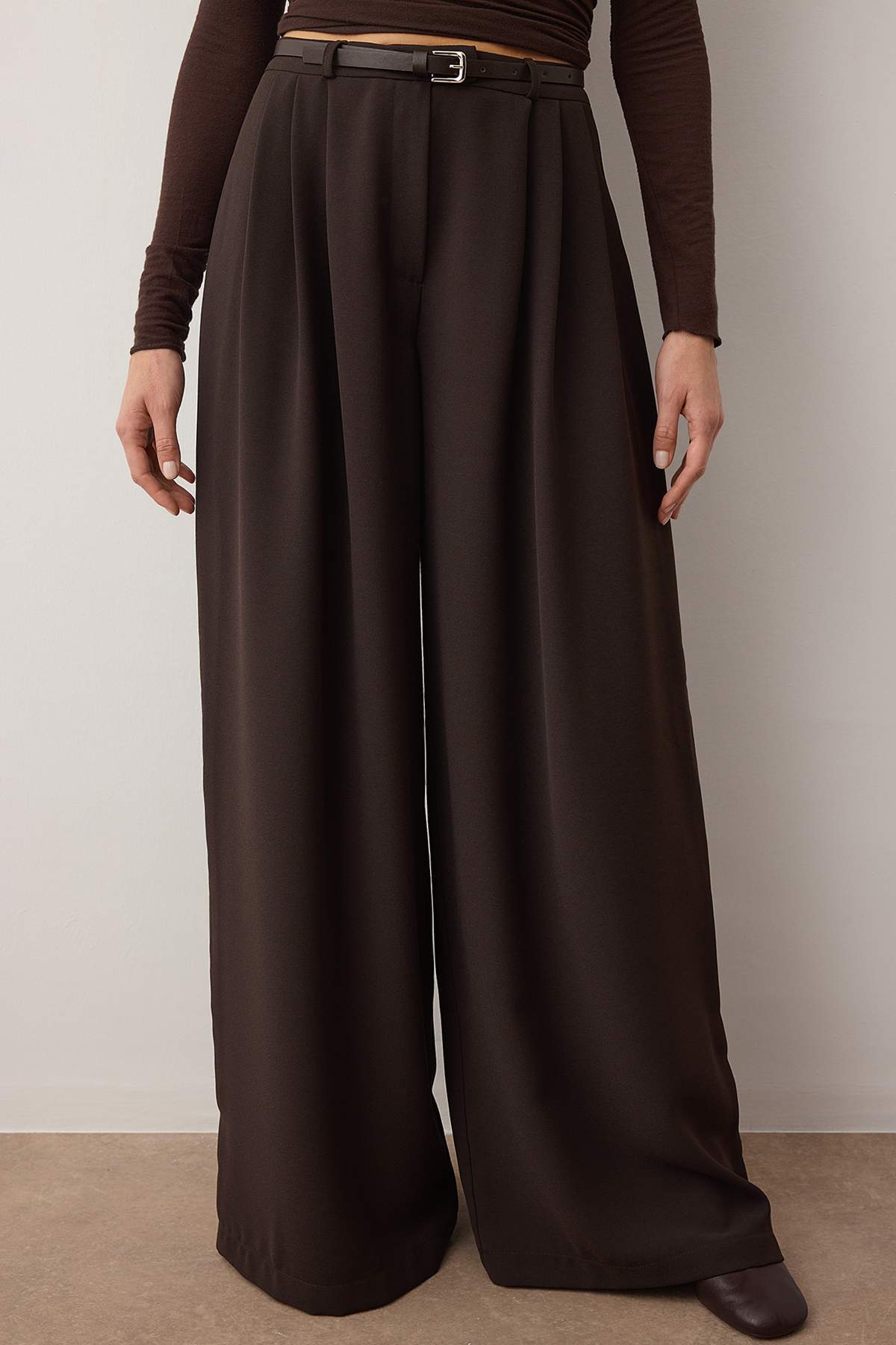Trendyolmilla  Kahverengi Kemerli Pilili Wide Leg/Extra Geniş Paça Dokuma Pantolon TWOAW25PL00032 - Görsel 3