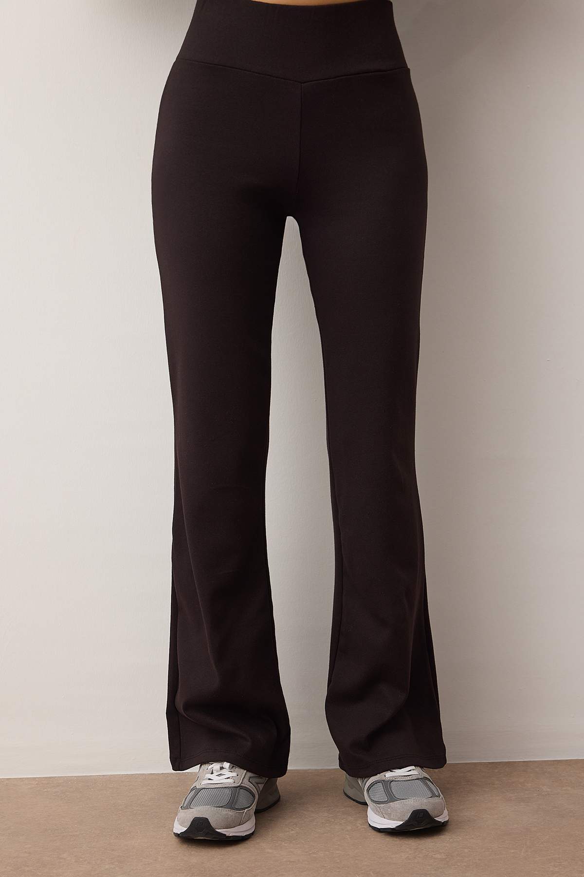 Trendyolmilla  Siyah Bisiklet Yaka Regular Üst Flare/İspanyol Paça Örme Alt - Üst Takım TWOAW26AU00099 - Görsel 3