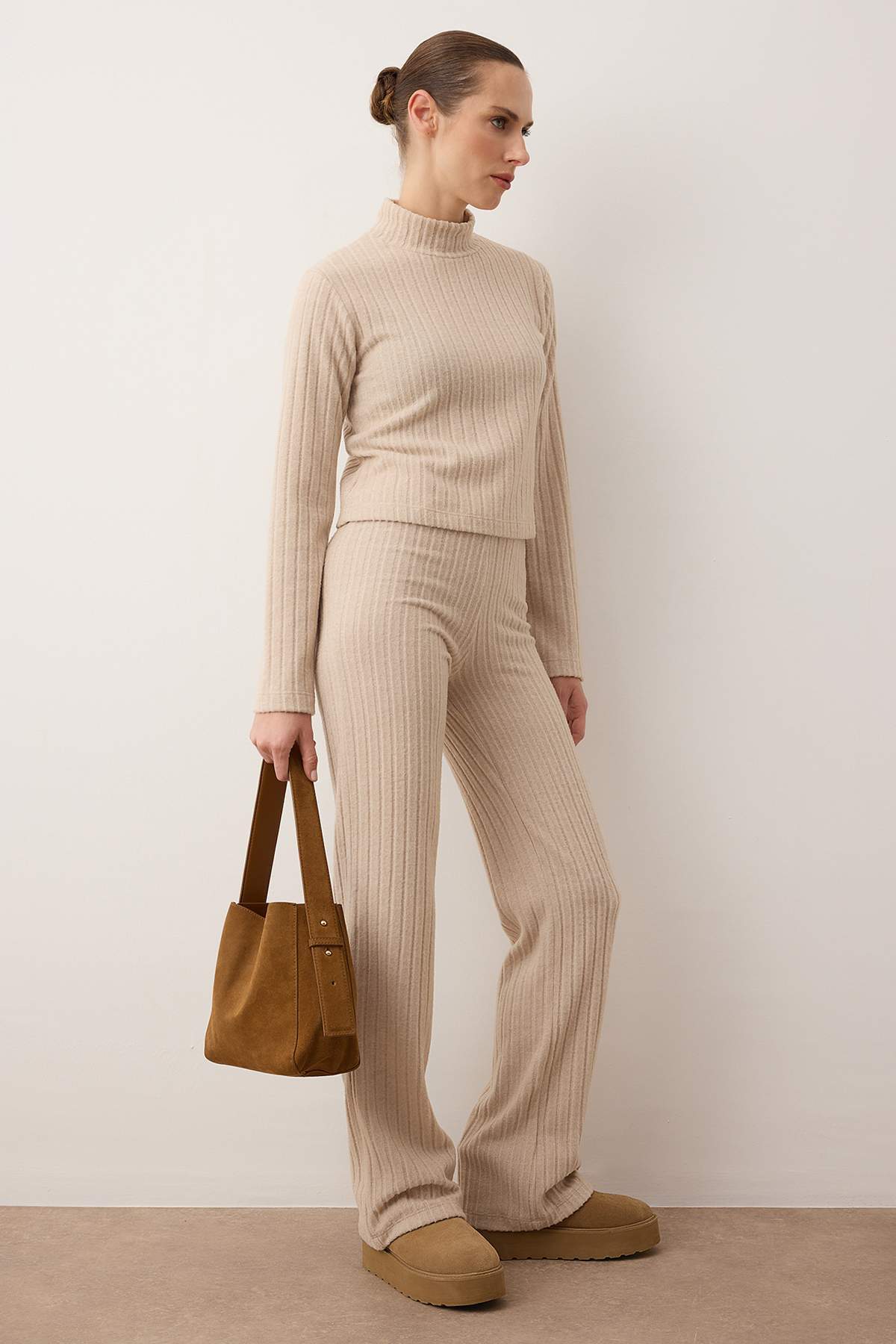 Trendyolmilla  Taş Dik Yaka Regular Üst Flare Alt Fitilli Esnek Örme Alt - Üst Takım TWOAW26AU00119 - Görsel 2